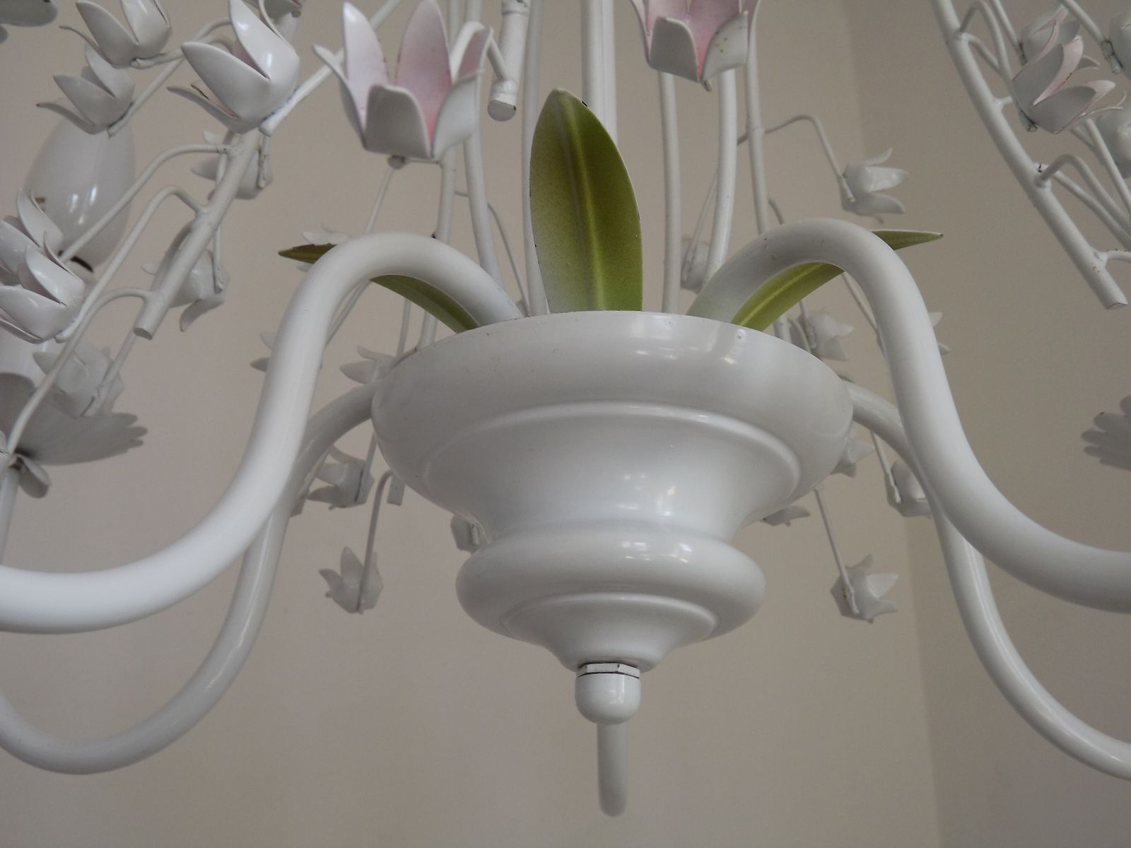 Luminaires Lustre à 5 feux vintage en tôle laquée blanche, fleurs de glycine roses en cascade, France photo