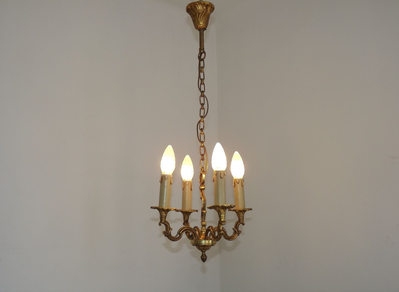 Lustre Art Nouveau français à 4 lumières en bronze, feuilles d'acanthe enroulées photo for sale
