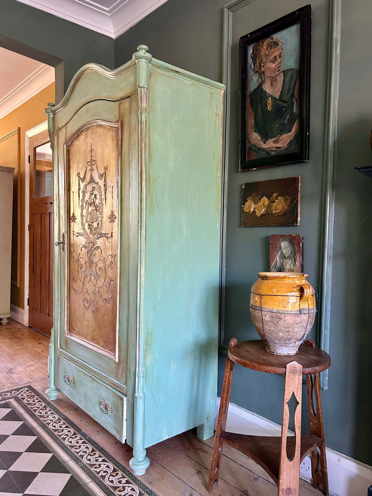 photo vintage Vintage Painted Pine Armoire With Swan And Daisy Chinoiserie.
