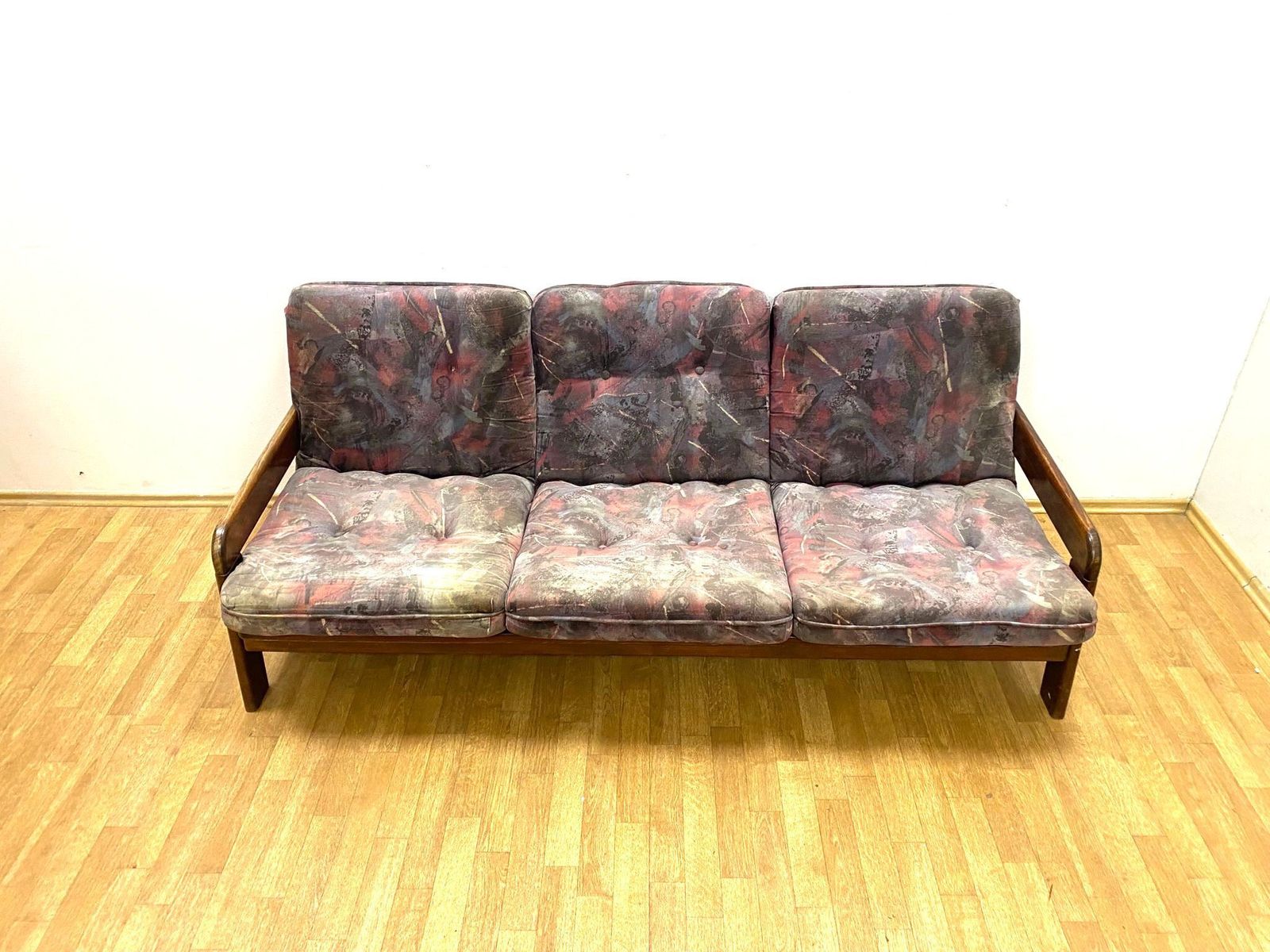 Retro Sofa, Massief Houten Frame, Jaren 1970, Midden Europa. photo vintage