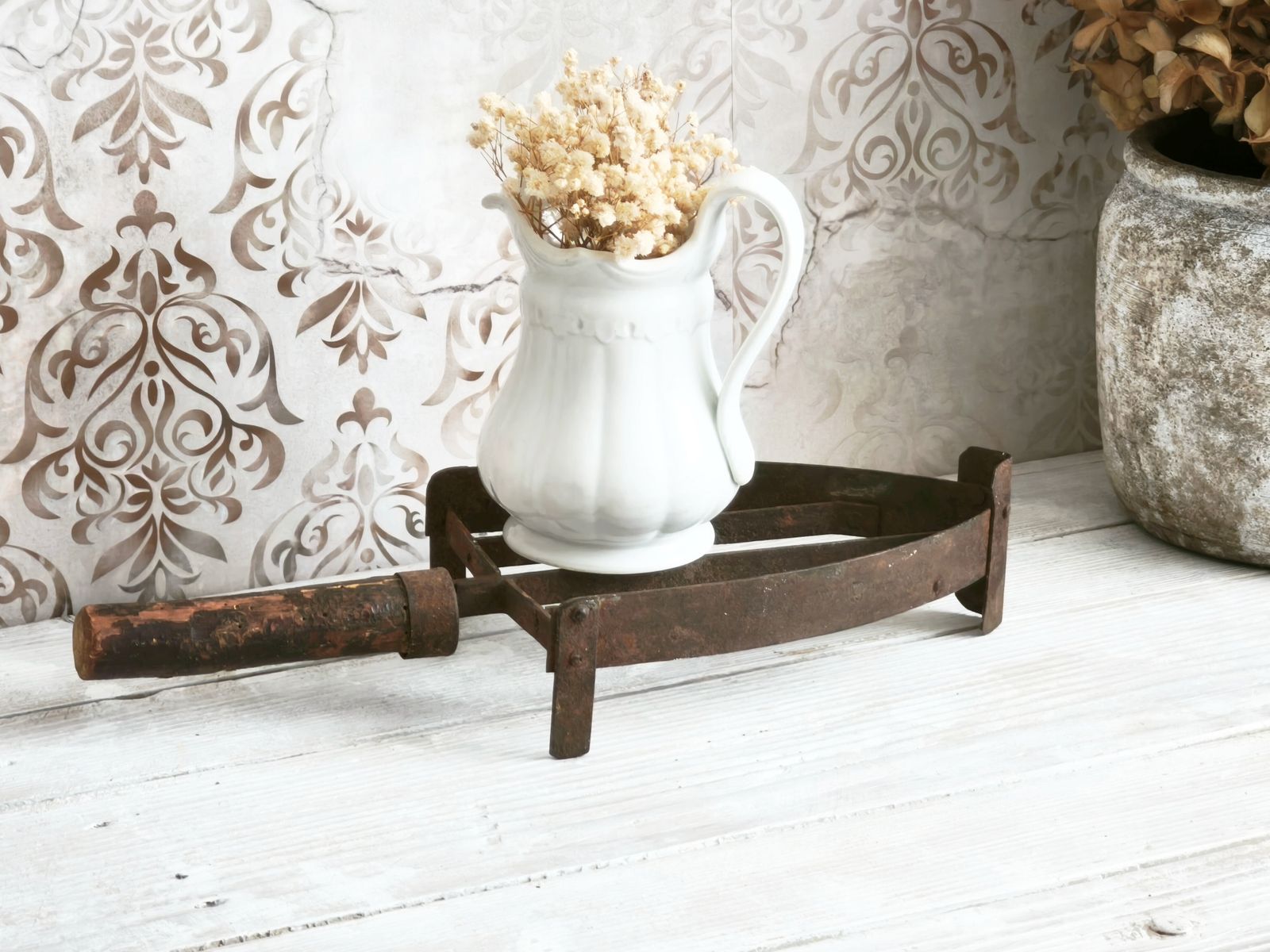 Dessous-de-plat d'époque en fer forgé à la main, manche en bois photo furniture
