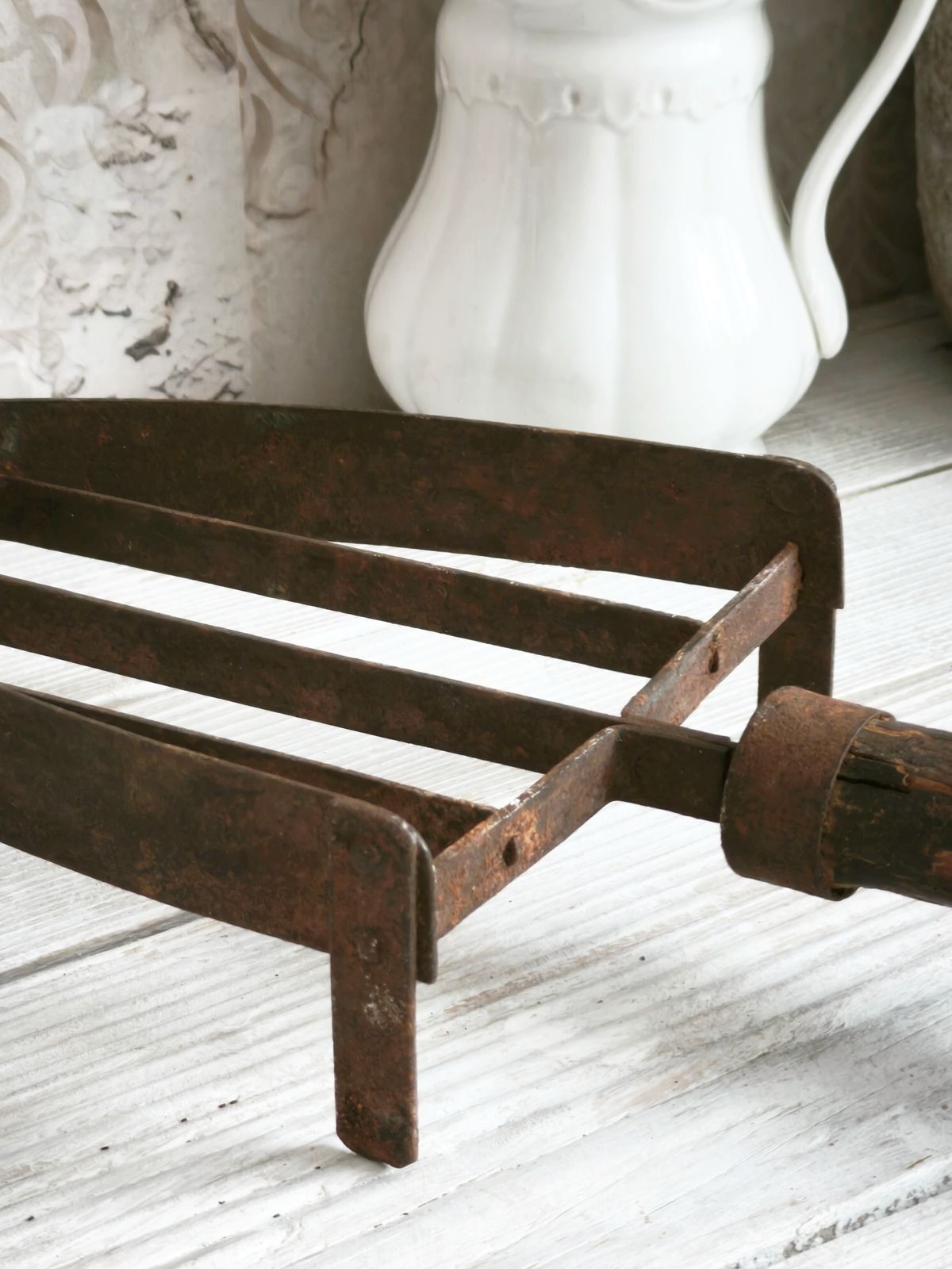 photo furniture Dessous-de-plat d'époque en fer forgé à la main, manche en bois