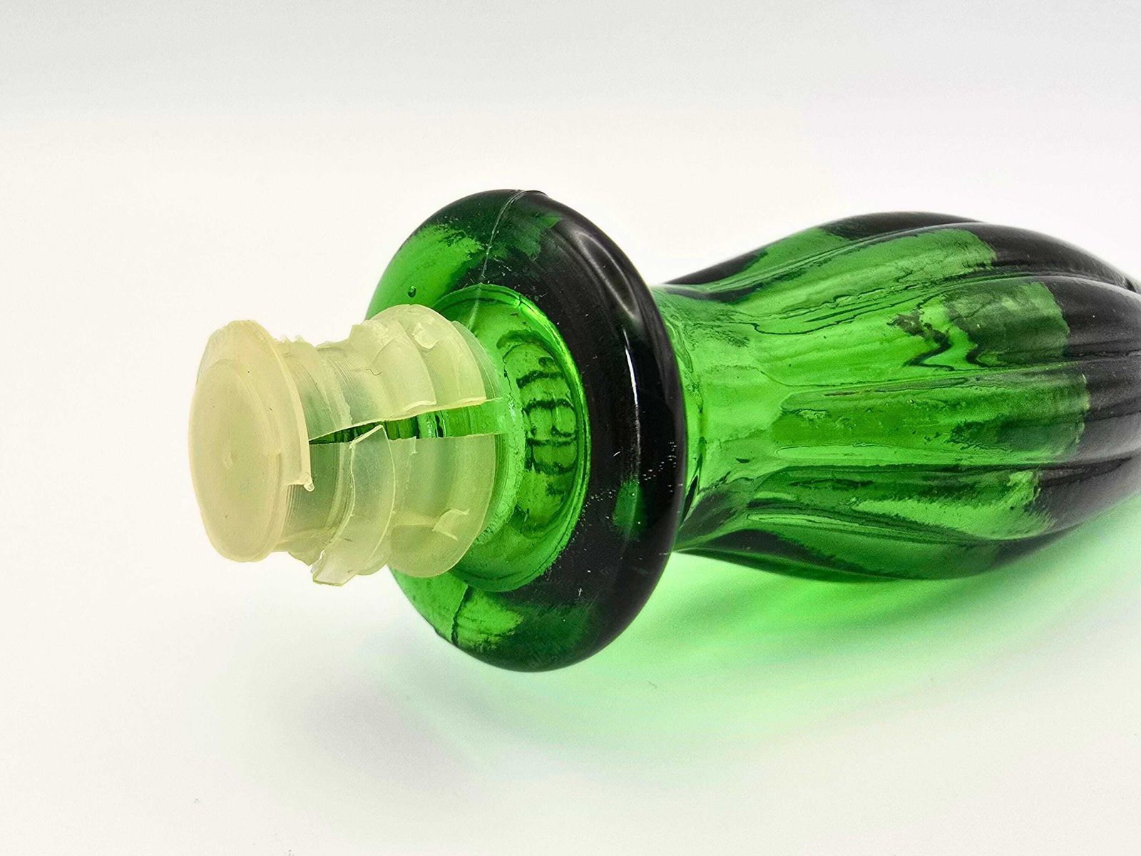 photo vinterior Vintage Green Glass Onion Genie Bottle   Italian Empoli With Vertical Lines