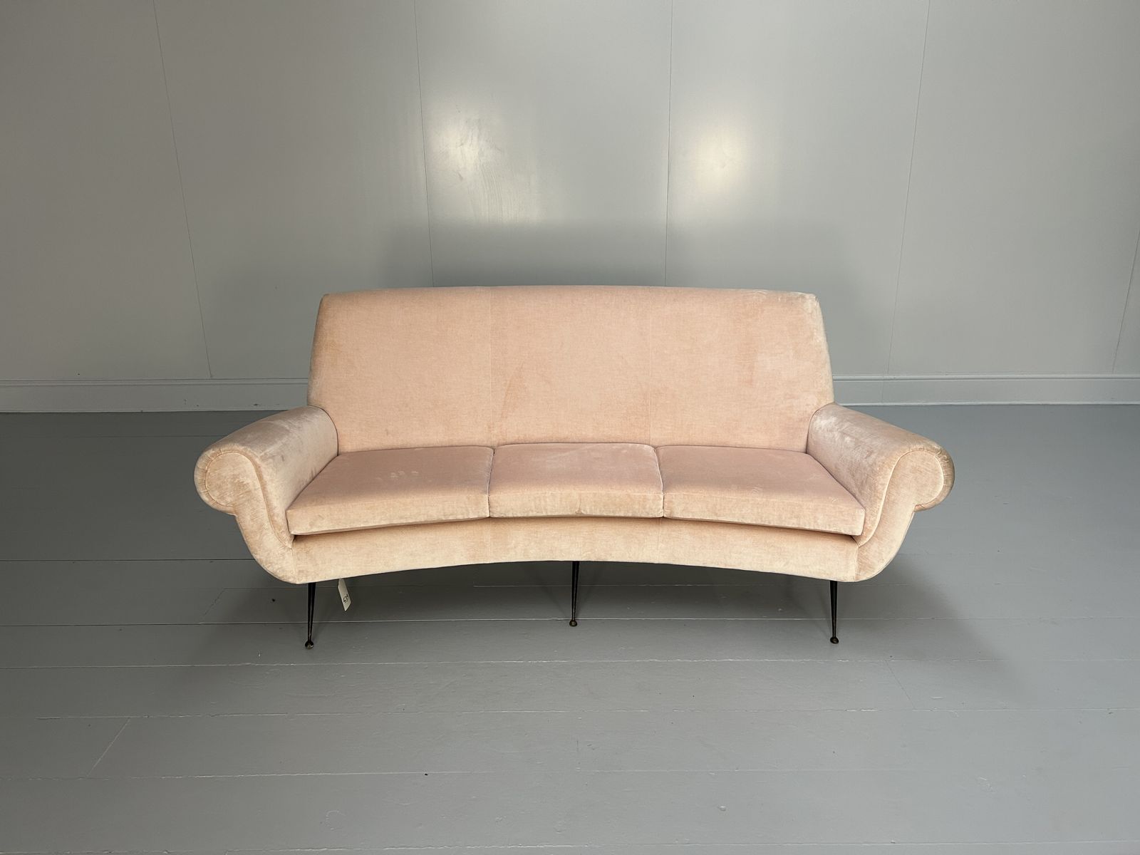Minotti "Gigi Radice" Curved 3 Seat Sofa In Pale Pink Velvet photo vinterior