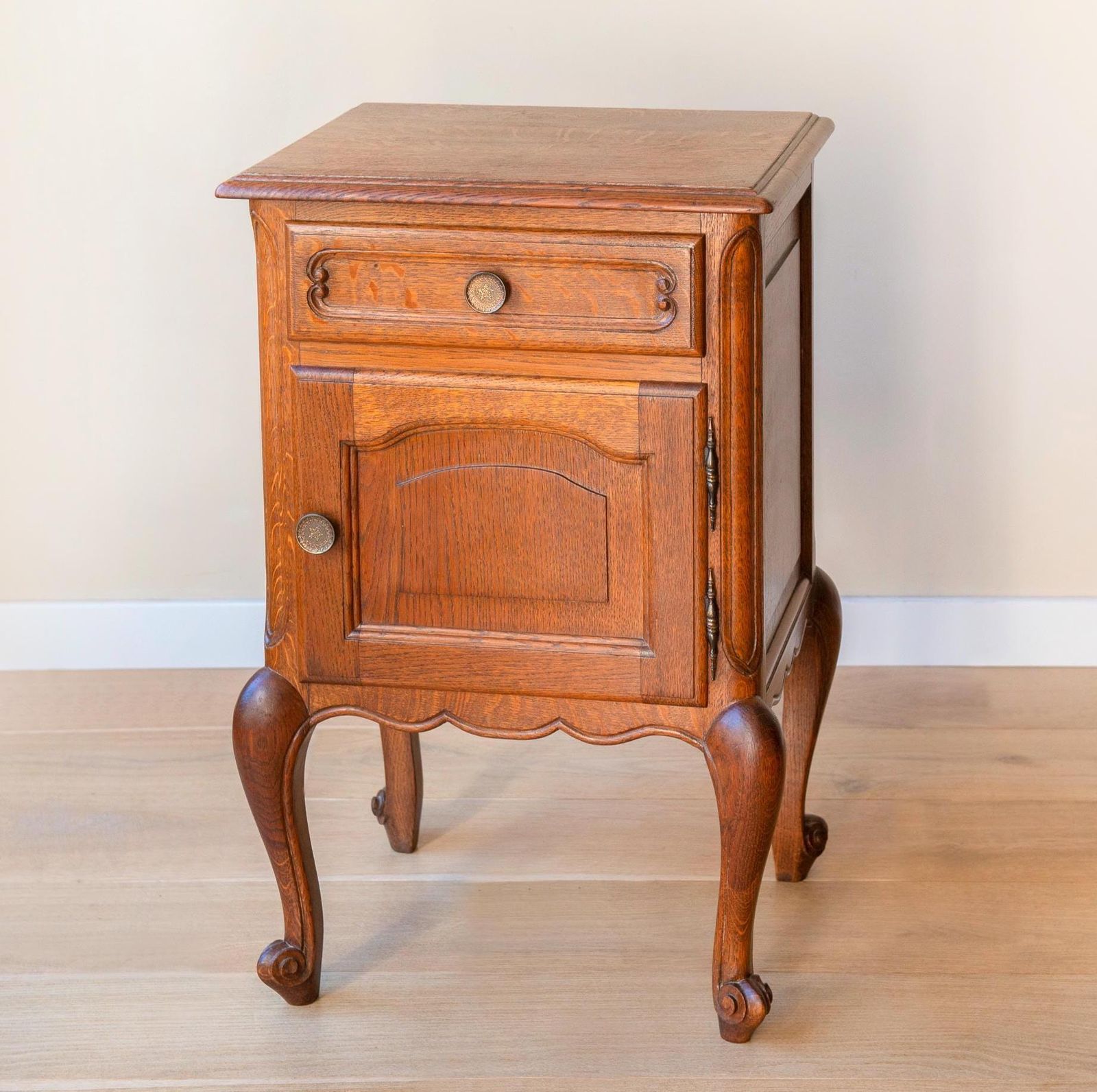 Vintage Frans Nachtkastje   Louis XV Stijl   Massief Eiken   Cabriole Poten