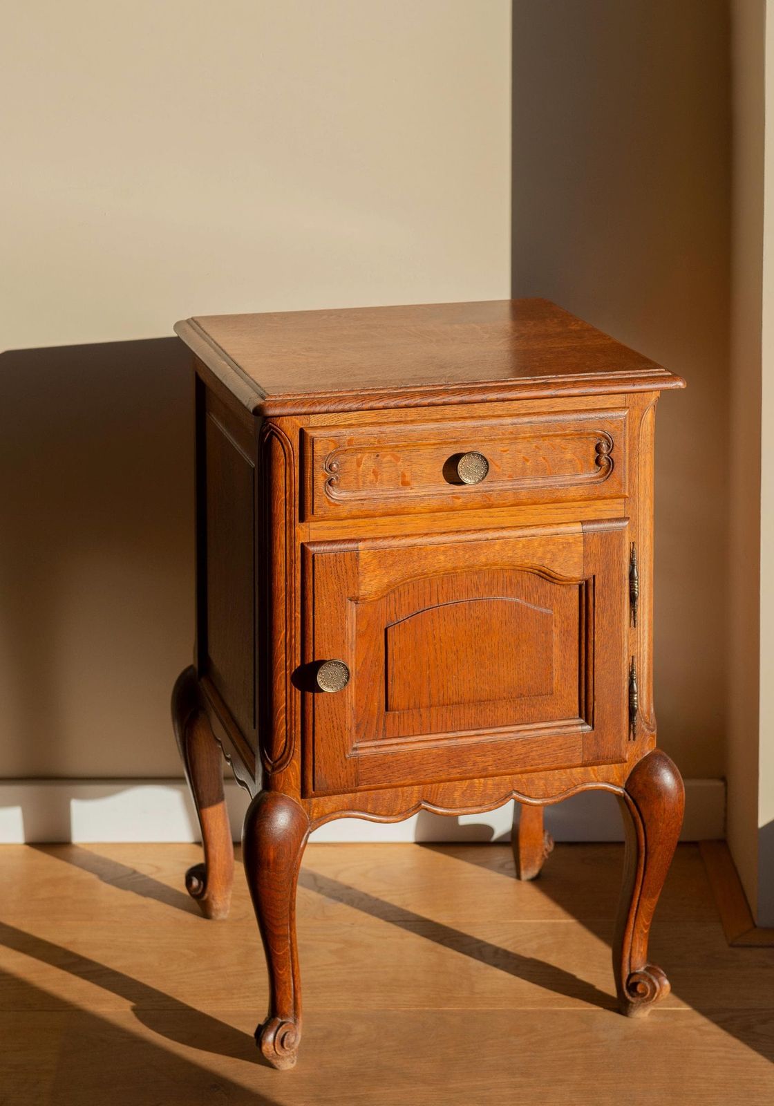Vintage Frans Nachtkastje   Louis XV Stijl   Massief Eiken   Cabriole Poten photo furniture