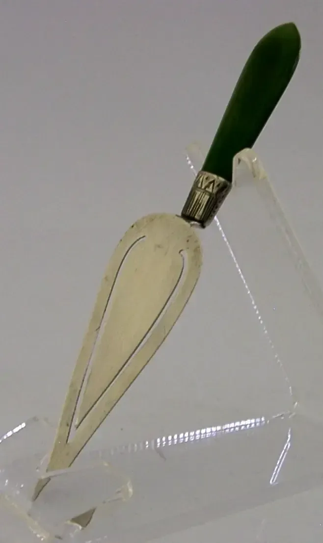 Marque-page en argent sterling anglais avec manche en jade de Nouvelle-Zélande, forme de truelle, vers 1900 photo for sale