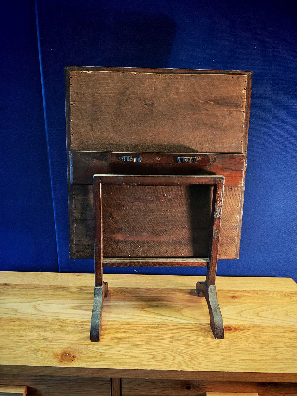 photo for sale Table d'appoint/écran de cheminée metamorphic vintage, avec chaton et reflet de tigre peints à la main - Bon état