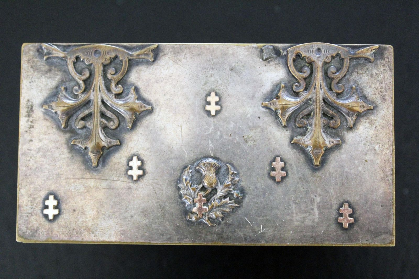 Antiek Doosje, Eind 19e Eeuw / Begin 1900s, Verzilverd Op Messing, Met Koperen Croix De Lorraine Decoratie, Schotse Distel, Satijnen Gevoerd Interieur Met Capitonnage photo furniture
