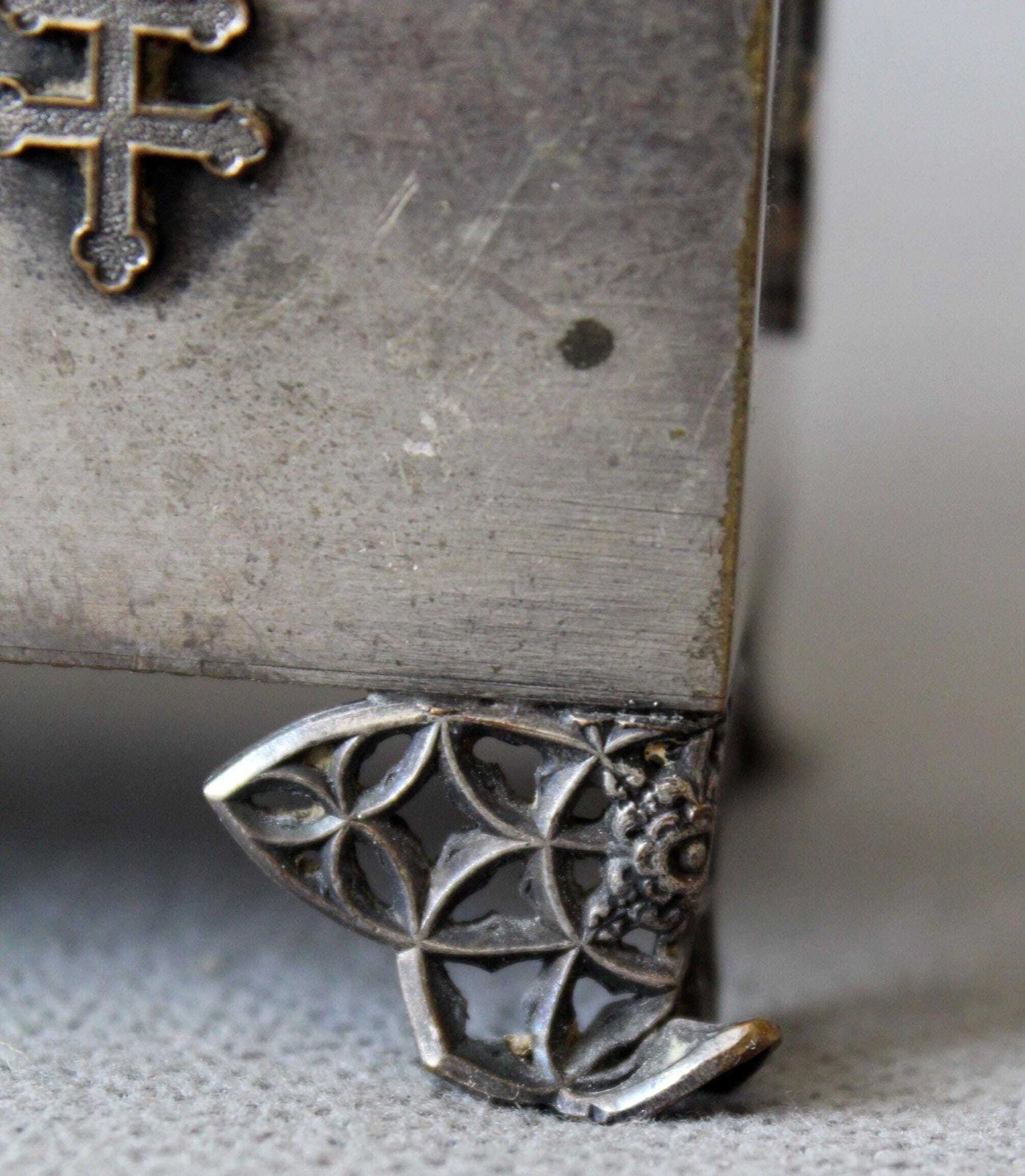 Boîte d'époque fin XIXe siècle, début XXe siècle, plaquée argent sur laiton, décoration en cuivre croix de Lorraine et chardon écossais, doublure en satin touffeté photo Décoration