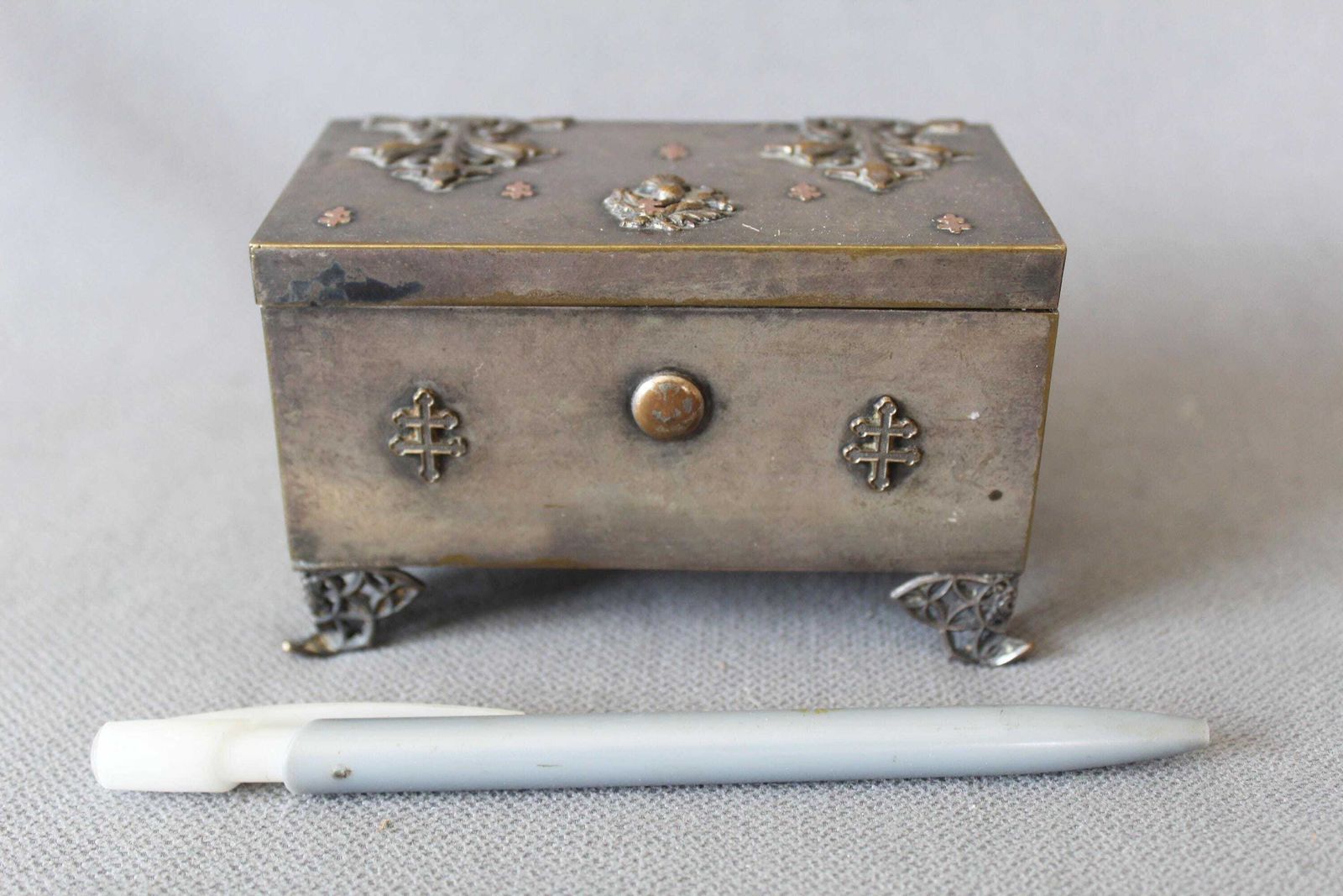 Boîte d'époque fin XIXe siècle, début XXe siècle, plaquée argent sur laiton, décoration en cuivre croix de Lorraine et chardon écossais, doublure en satin touffeté photo vinterior