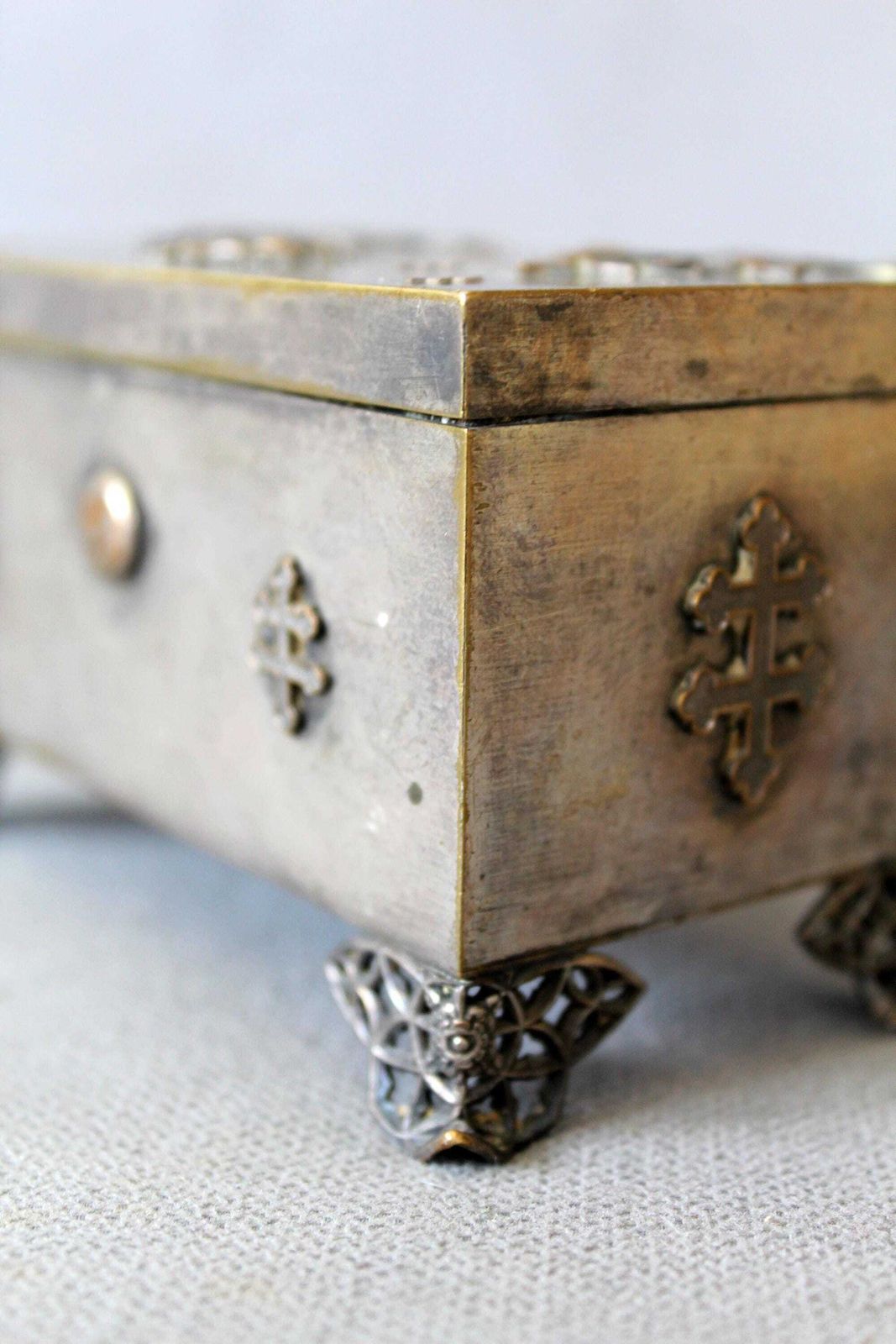 photo vintage Boîte d'époque fin XIXe siècle, début XXe siècle, plaquée argent sur laiton, décoration en cuivre croix de Lorraine et chardon écossais, doublure en satin touffeté