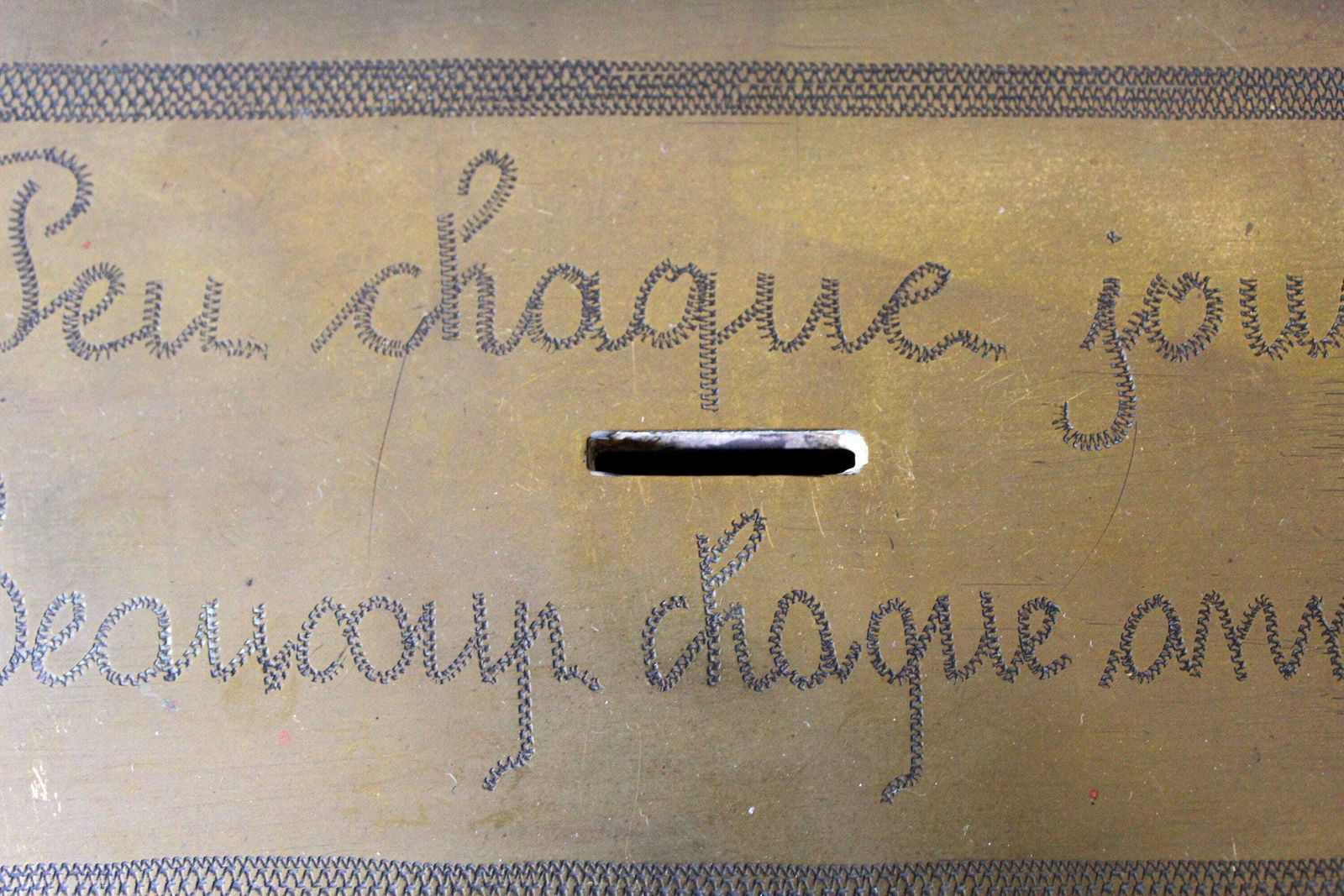Cassette forte d'époque en laiton massif, faite main, gravée main, papillon, prénom Irene, dicton français, plus de 2 kilos, sans clé photo furniture