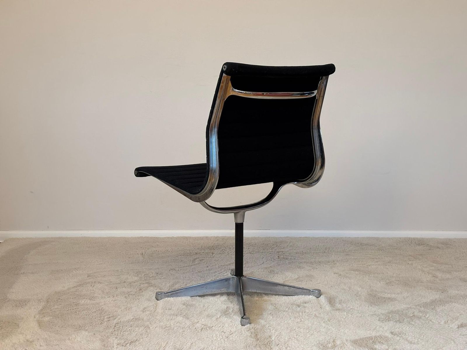 Model Ea 105 Aluminium Swivel Chair By Eames For Herman Miller, 1970s photo 532.0