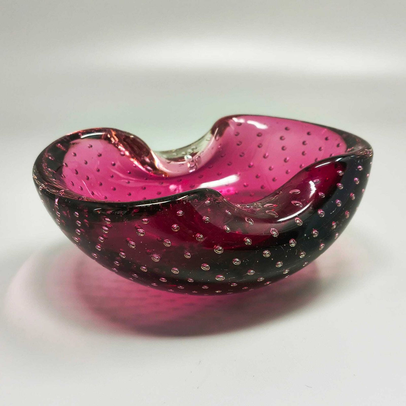 Cendrier ou vide-poche mid-century en verre de Murano bullicante rose, années 1960, par Flavio Poli photo furniture