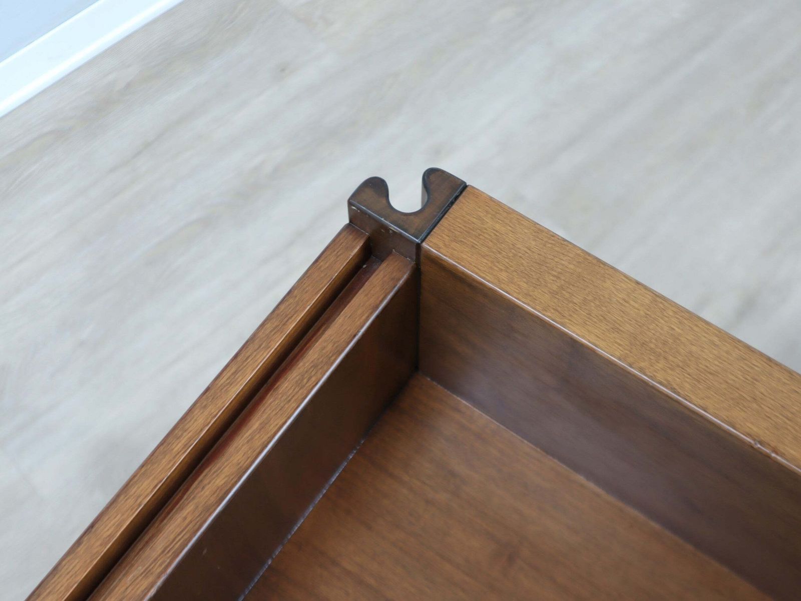 photo furniture Chariot bar Molteni 4D Series en bois massif, par Angelo Mangiarotti, années 1970