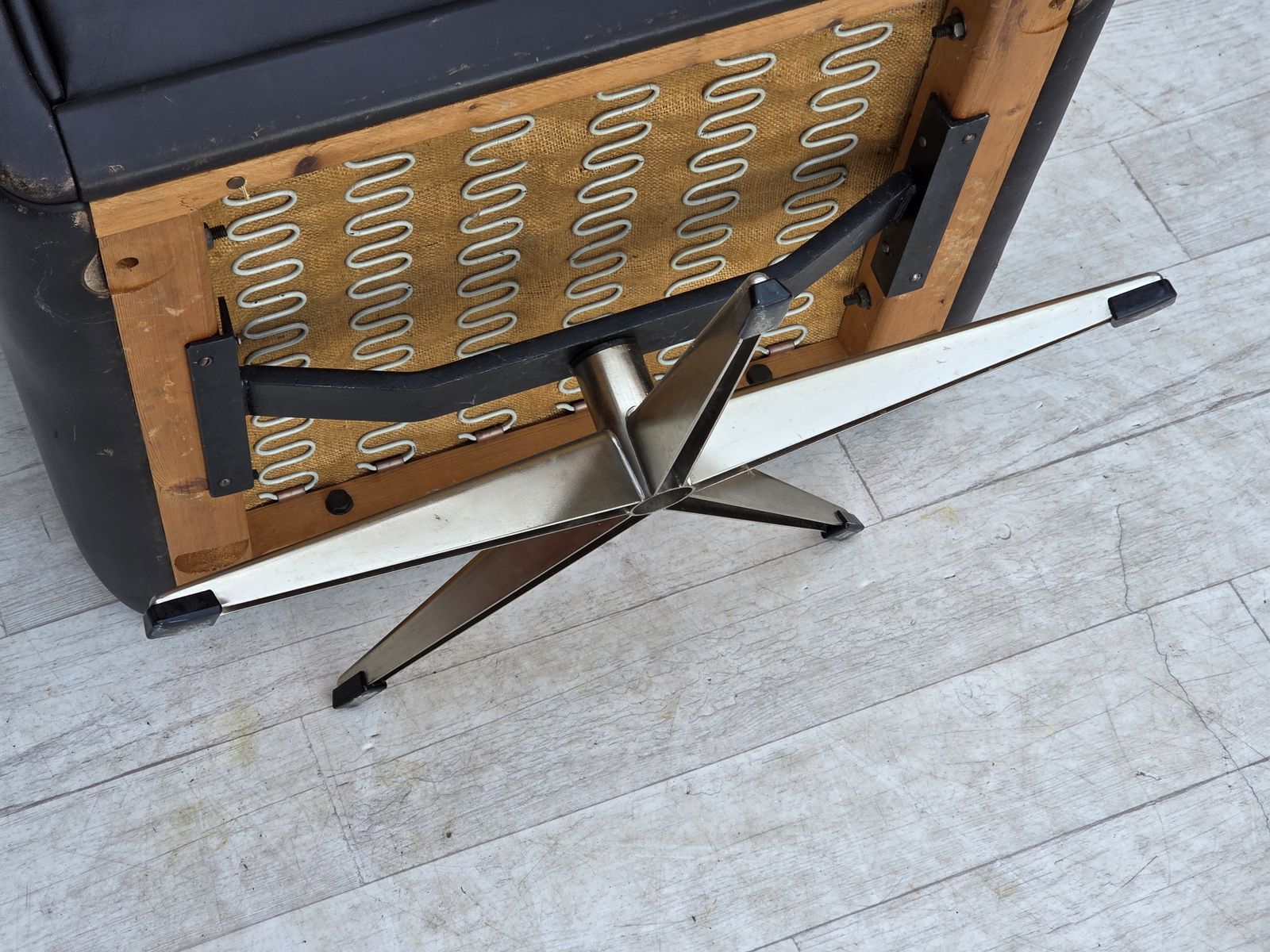 photo vintage Ca. Jaren 1960, Deense Draaifauteuil Van Aage Christensen, Meubelsleder.