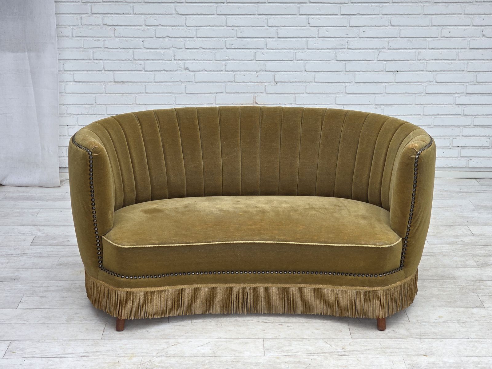 Deense 2 Zits "Banana" Bank, Ca. Jaren 1970, Groen Meubelvelours. photo furniture