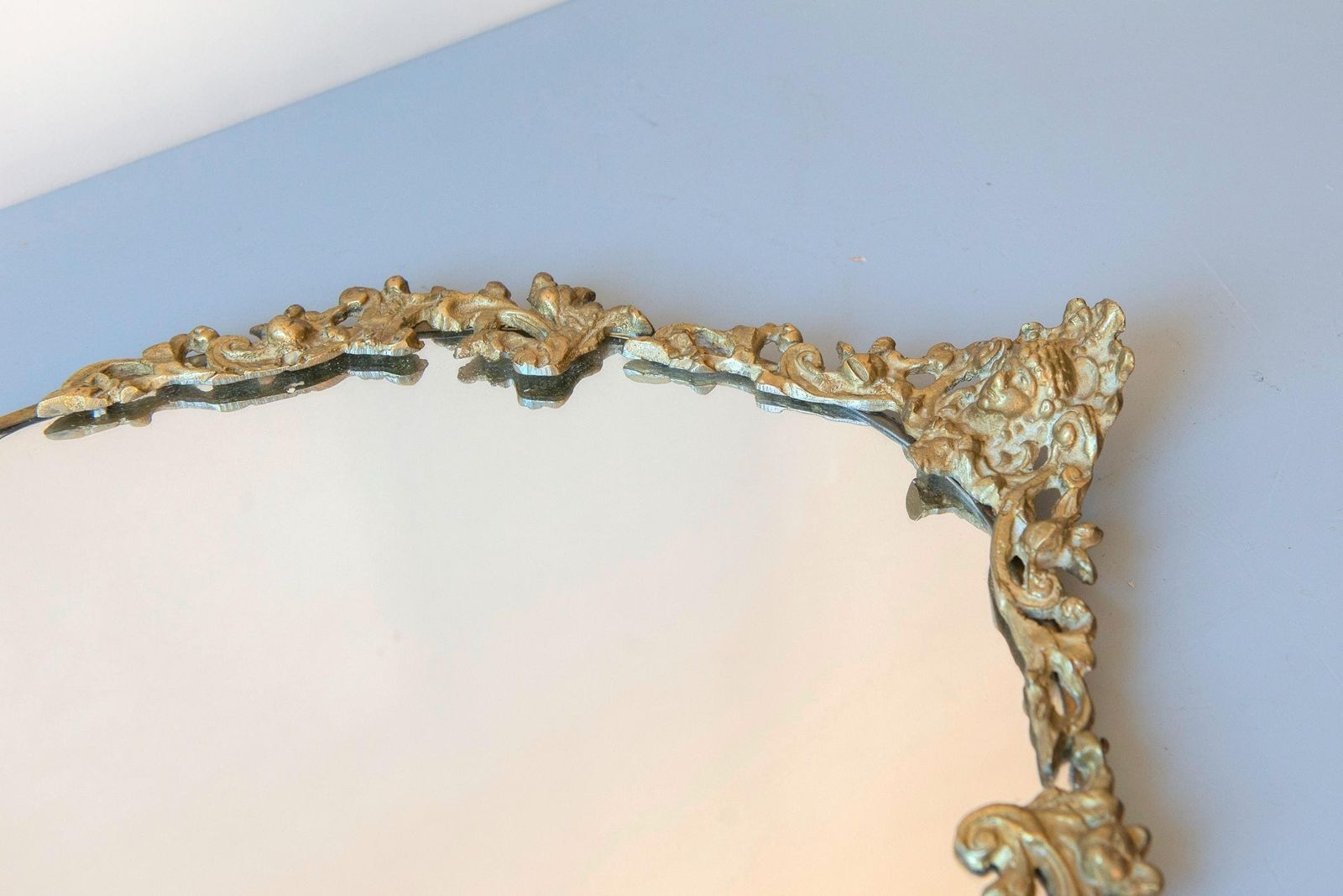 Woonaccessoires Vintage Messing Ovale Wandspiegel – Art Nouveau / Jugendstil Stijl Ca. Jaren 1950 – Decoratieve Gouden Schouwspiegel photo