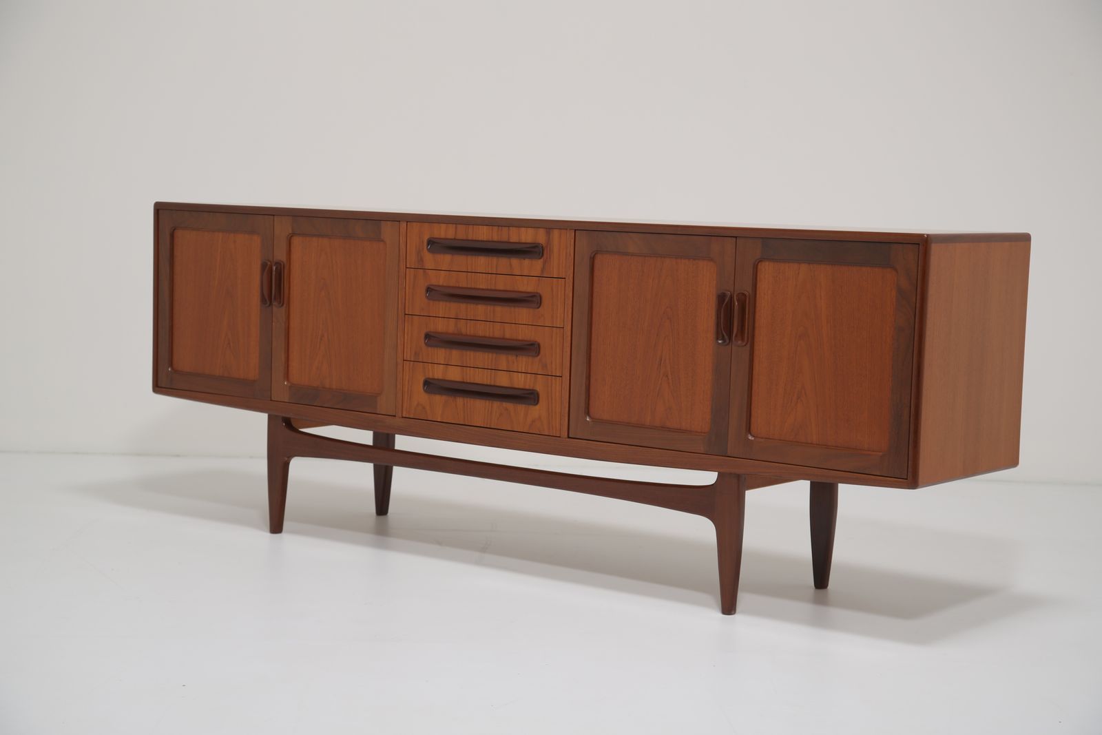 photo vintage G Plan Long Teak Sideboard Model ‘Fresco’ By Victor Bramwell Wilkins, 1960s