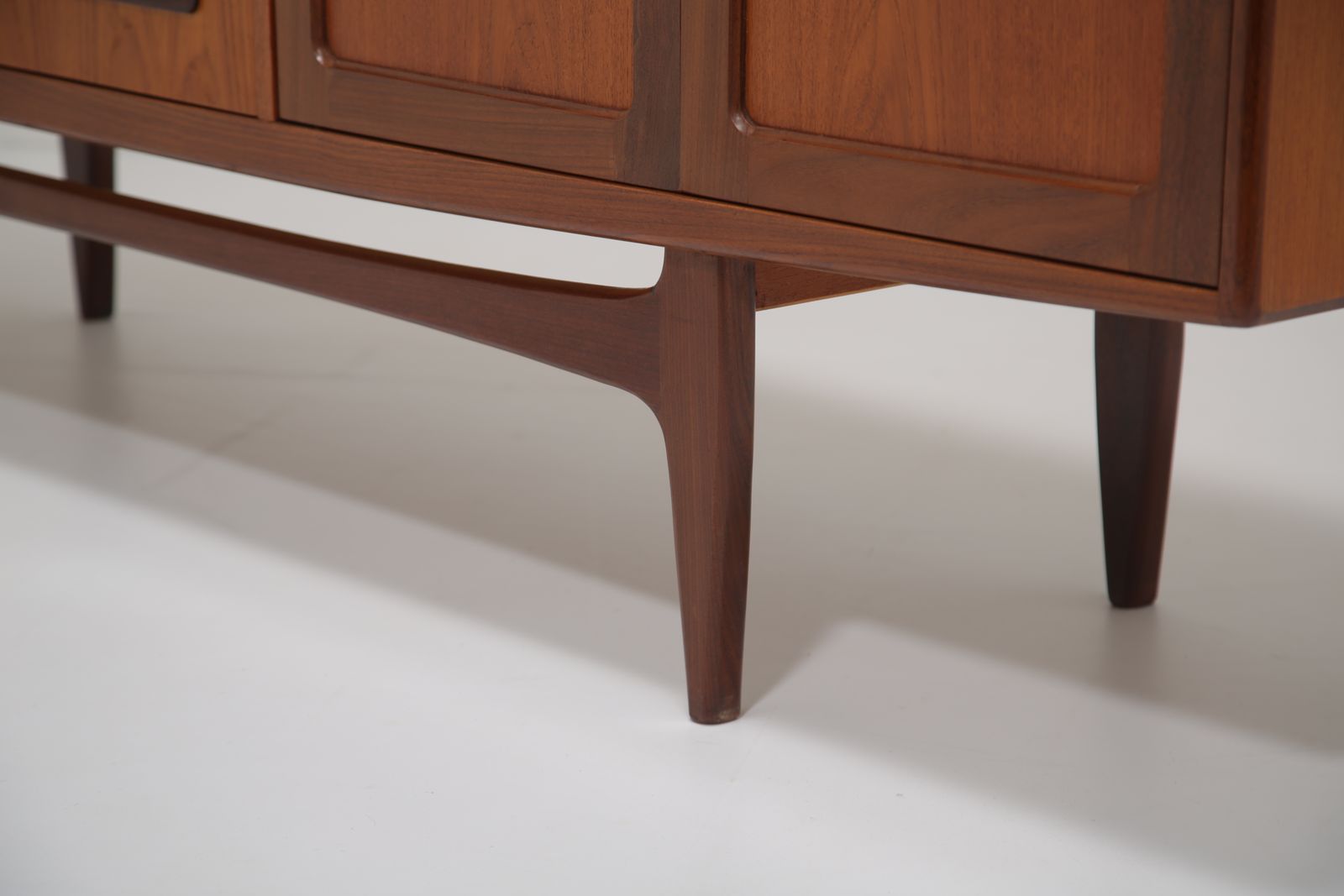 photo vinterior G Plan Long Teak Sideboard Model ‘Fresco’ By Victor Bramwell Wilkins, 1960s