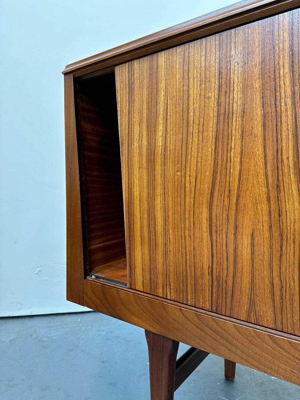 photo vintage Vintage 1970s Elliots Of Newbury Rosewood / Teak Sideboard. Eon Danish Retro G Plan Mid Century