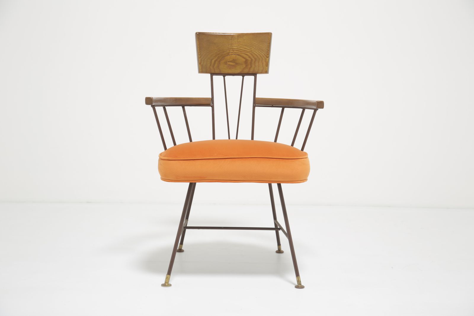 photo furniture Fauteuil Richard McCarthy « Iron Age » en frêne et fer forgé, revêtement en velours orange, pour Selrite, années 1950.