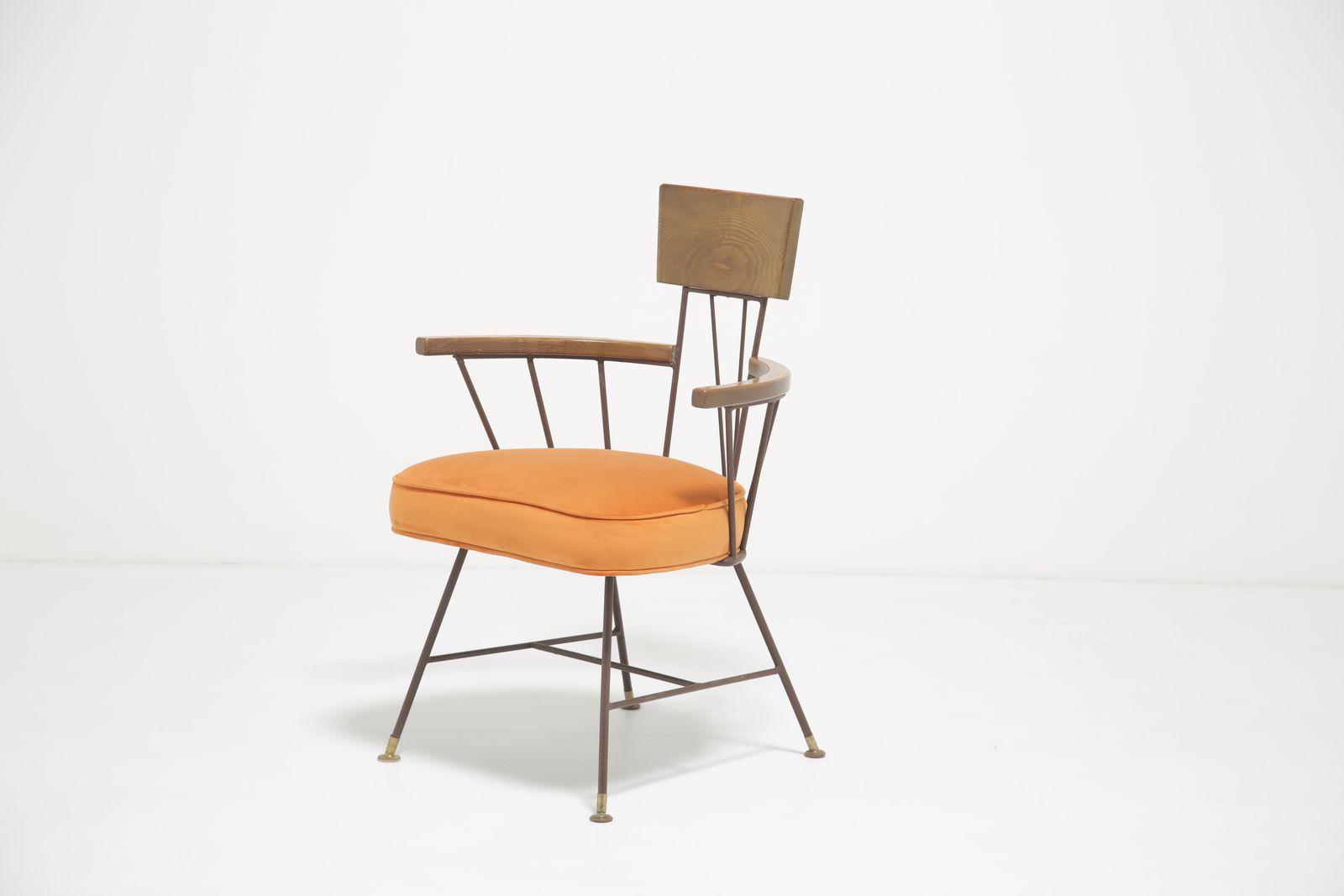 photo for sale Richard McCarthy "Iron Age" fauteuil: es & smeedijzer met oranje fluweel, voor Selrite, ca. jaren 1950.