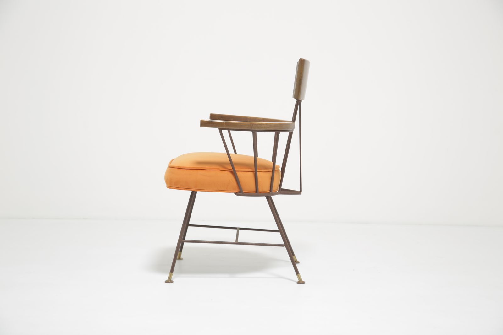 725.0 Fauteuil Richard McCarthy « Iron Age » en frêne et fer forgé, revêtement en velours orange, pour Selrite, années 1950. photo