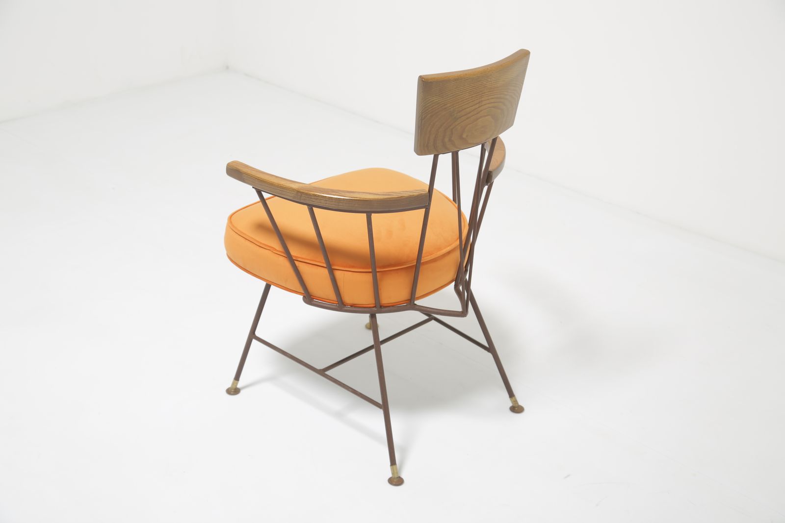 photo vinterior Fauteuil Richard McCarthy « Iron Age » en frêne et fer forgé, revêtement en velours orange, pour Selrite, années 1950.