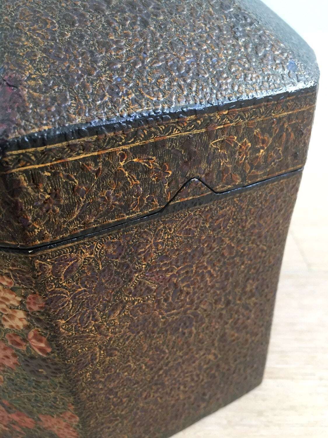 Late 19th Century Kashmiri Turban Box In Papier Mâché photo vintage