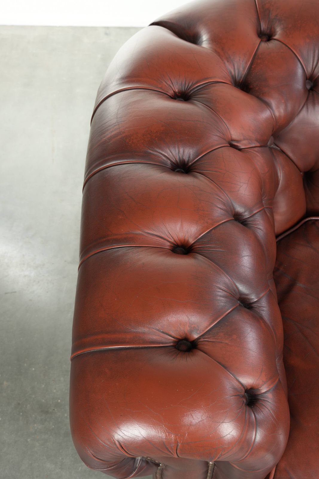 Roodbruine Chesterfield Fauteuil Van Koeienhuid In Klassieke Engelse Stijl. photo buy