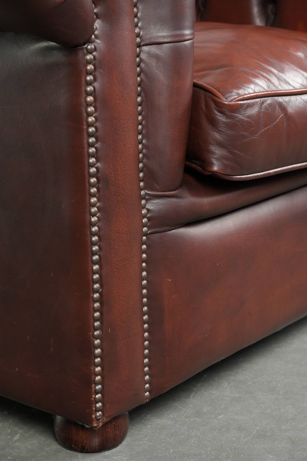887.0 Beautiful Red/Brown Cowhide Chesterfield Armchair In A Classic English Style With A Stunning Appearance. photo