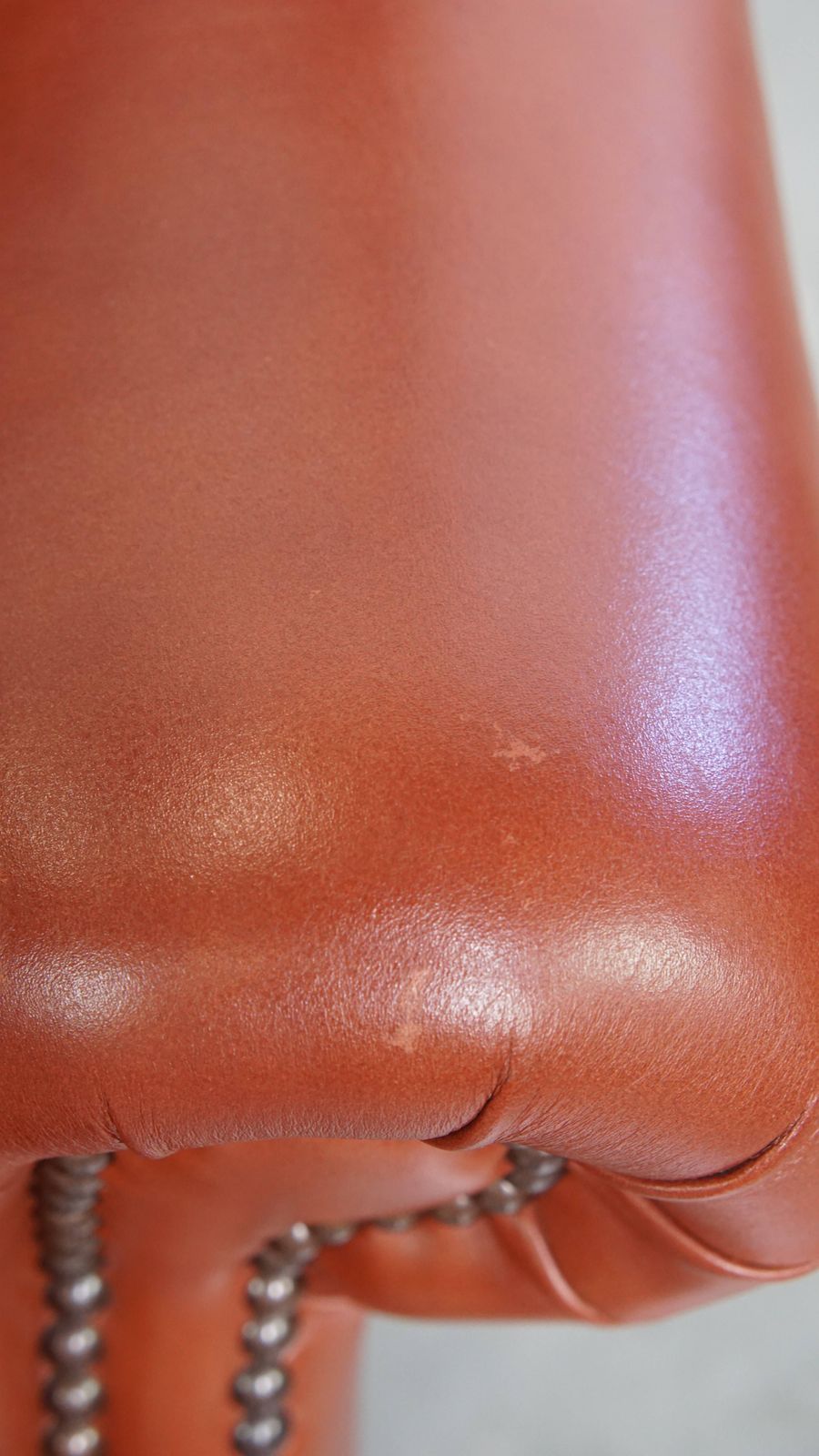 photo vinterior Elegant And Comfortable Smooth English Cowhide Chesterfield Wing Armchair With Graceful Legs