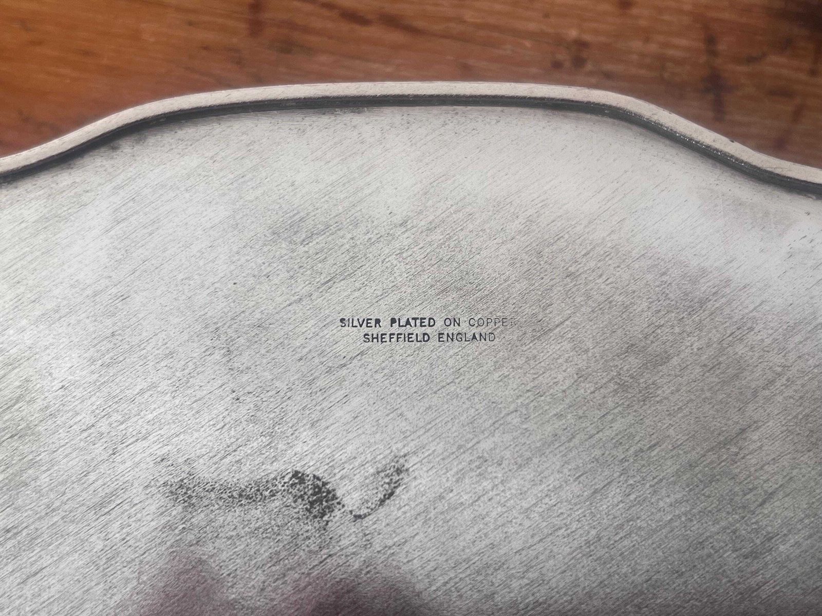photo vinterior Vintage Sheffield Silver Plated On Copper Gallery Tray, Round Ornate Etched Serving Platter With Claw Feet & Monogram Engraved Drinks Tray
