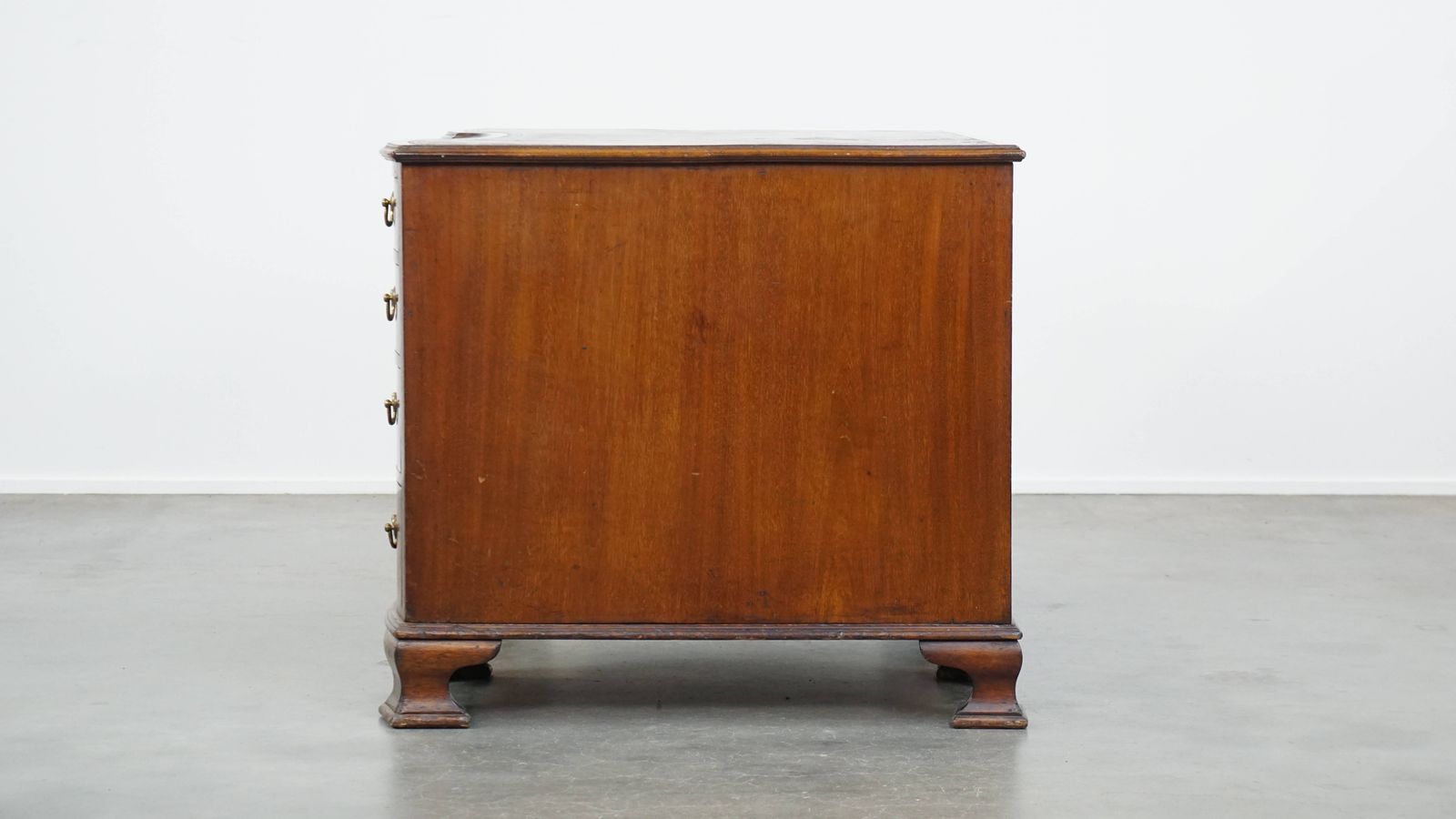 Antiek Engels Houten Bureau Uit De Eind 19e Eeuw Met Lederen Blad En Gebogen Front. photo vinterior