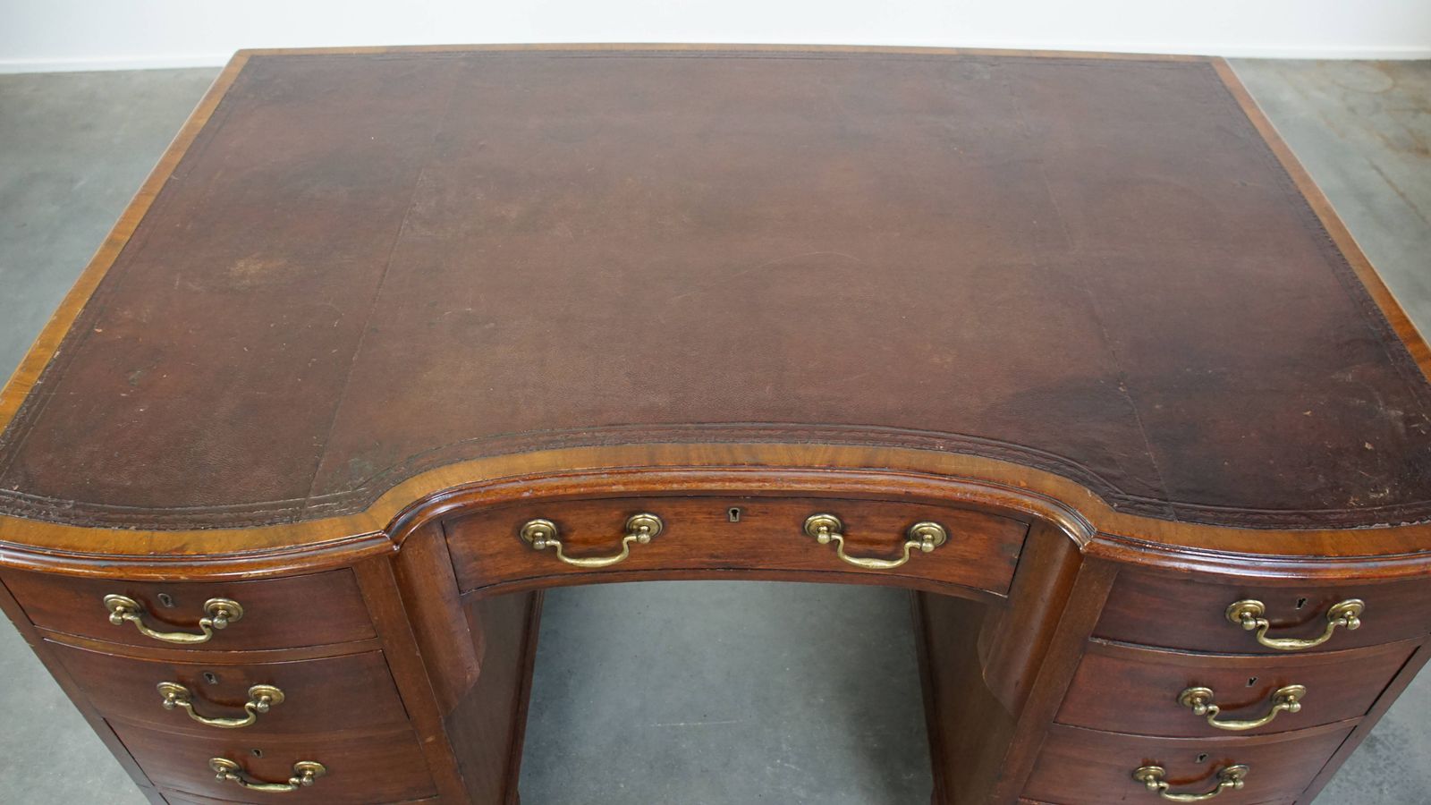 Antiek Engels Houten Bureau Uit De Eind 19e Eeuw Met Lederen Blad En Gebogen Front. photo buy