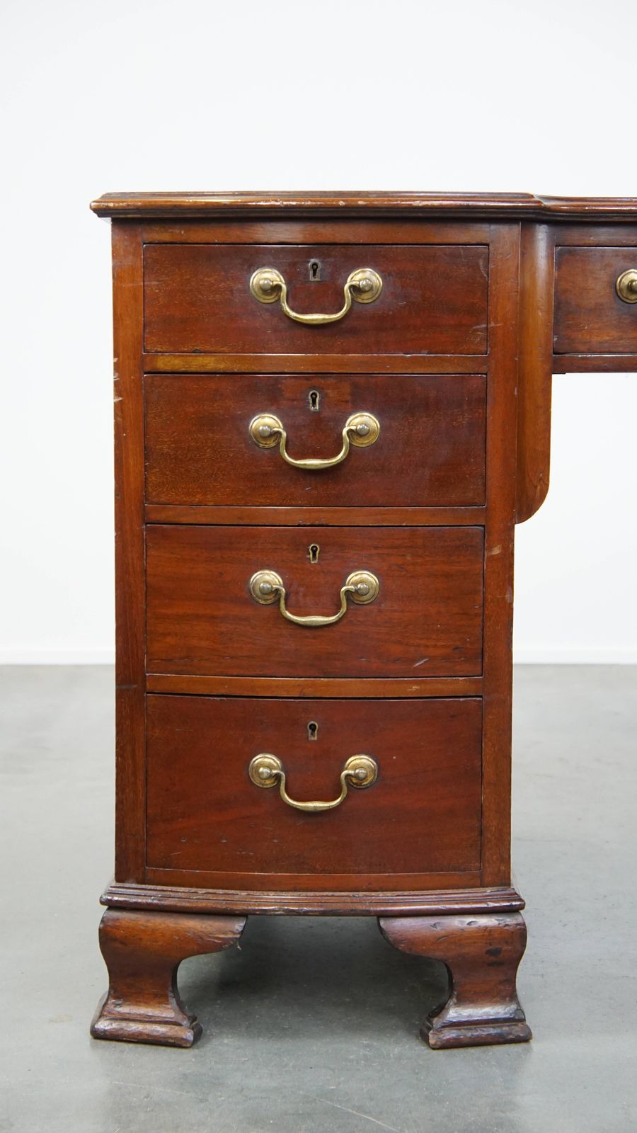 photo furniture Antiek Engels Houten Bureau Uit De Eind 19e Eeuw Met Lederen Blad En Gebogen Front.