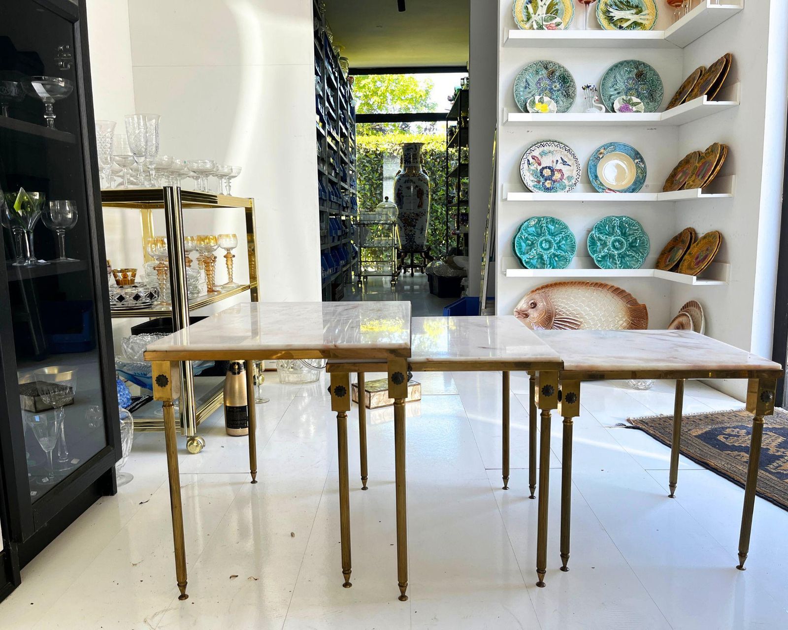 Tables gigognes, petites tables d'appoint, marbre et laiton, France photo for sale