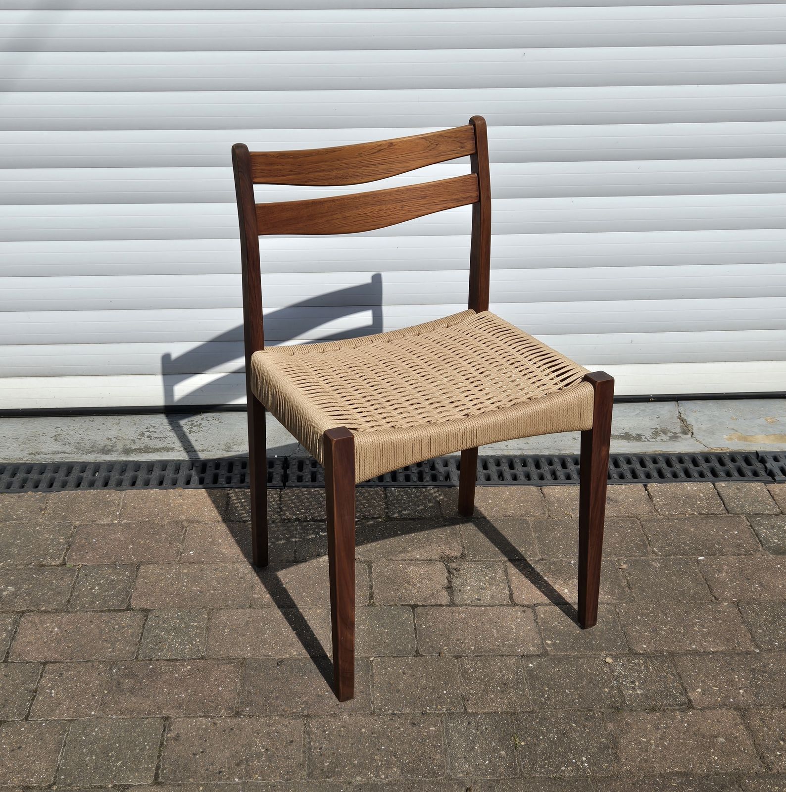 photo vintage Mid Century Modern Solid Teak Gudme Mobilfabrik Dining Table And 4x Danish Papercord Chairs Fully Refurbished