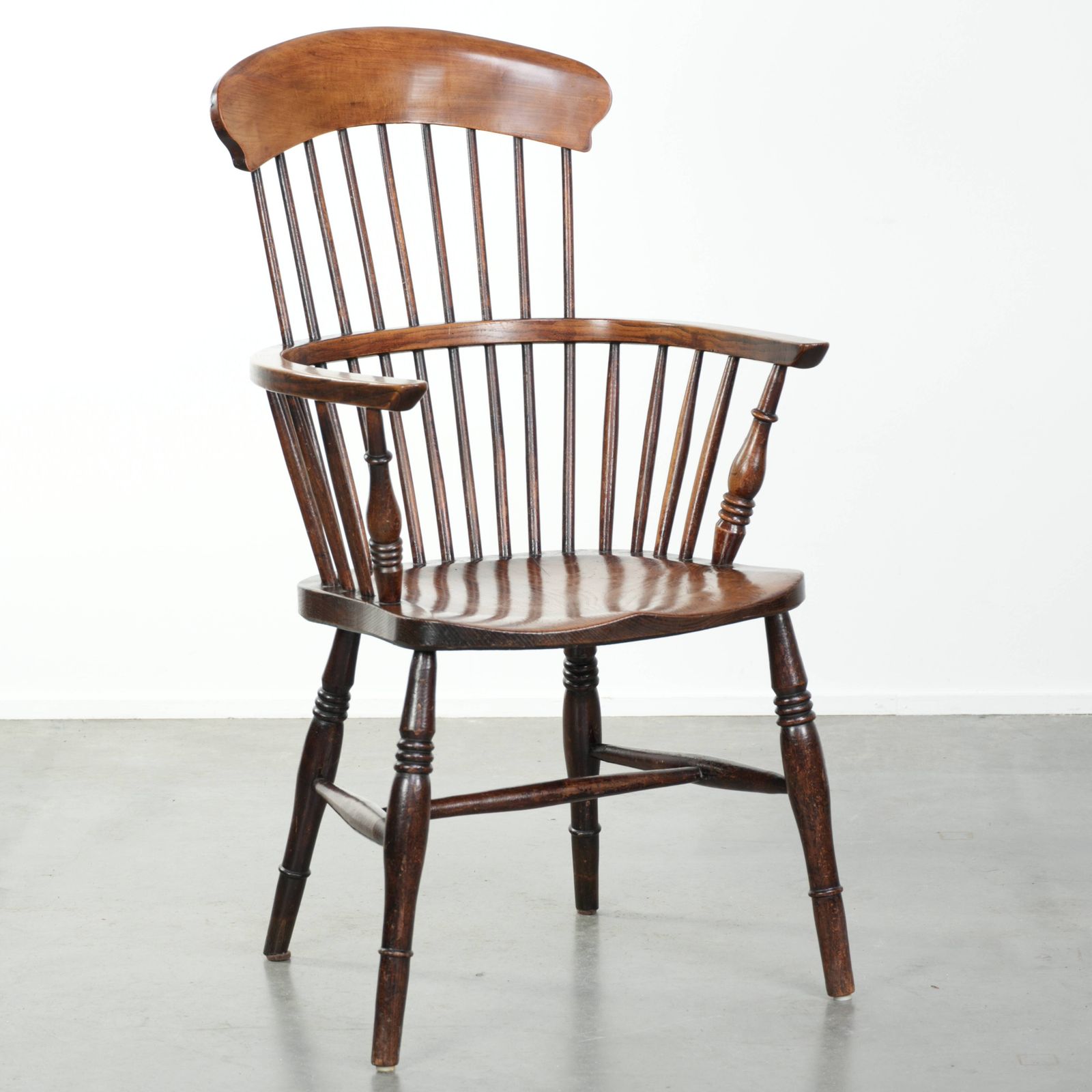 Beautiful, Rare, Antique English Windsor Highback Chair From The 19th Century With A Beautiful Patina.