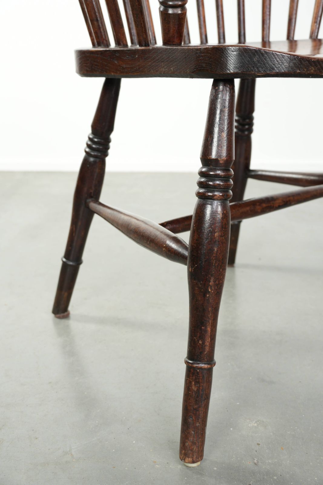 Meubels Zeldzame Antieke Engelse Windsor Stoel Met Hoge Rug Uit De 19e Eeuw, Met Mooie Patina. photo