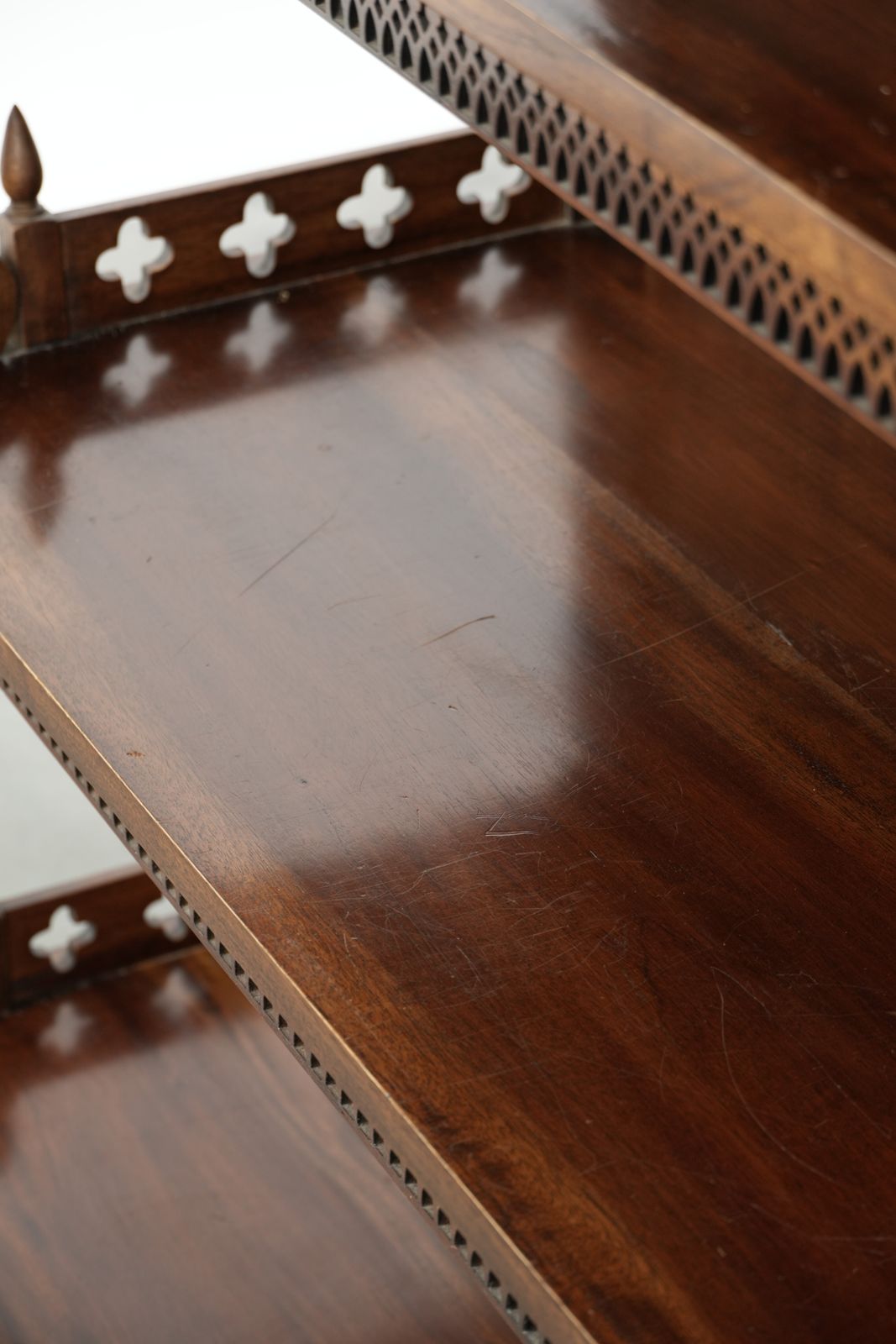 Sierlijke Houten Kast – Geschikt Als Keukenkast, Legkast Of Boekenkast – Met Een Tijdloze Klassieke Engelse Uitstraling Uit De 20e Eeuw photo buy