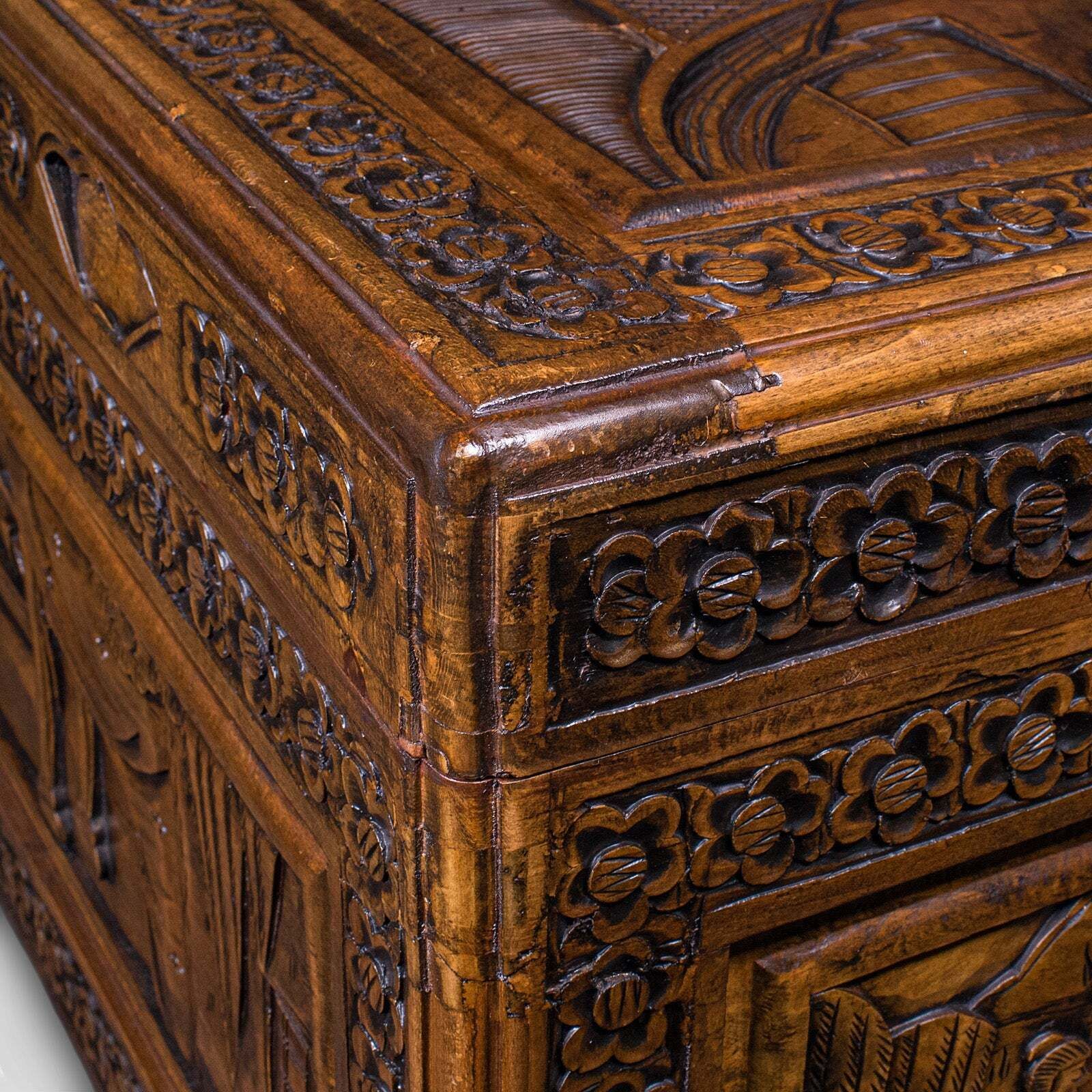 914.0 Vintage Art Deco Blanket Chest, Oriental, Camphorwood Linen Trunk, Home Storage photo