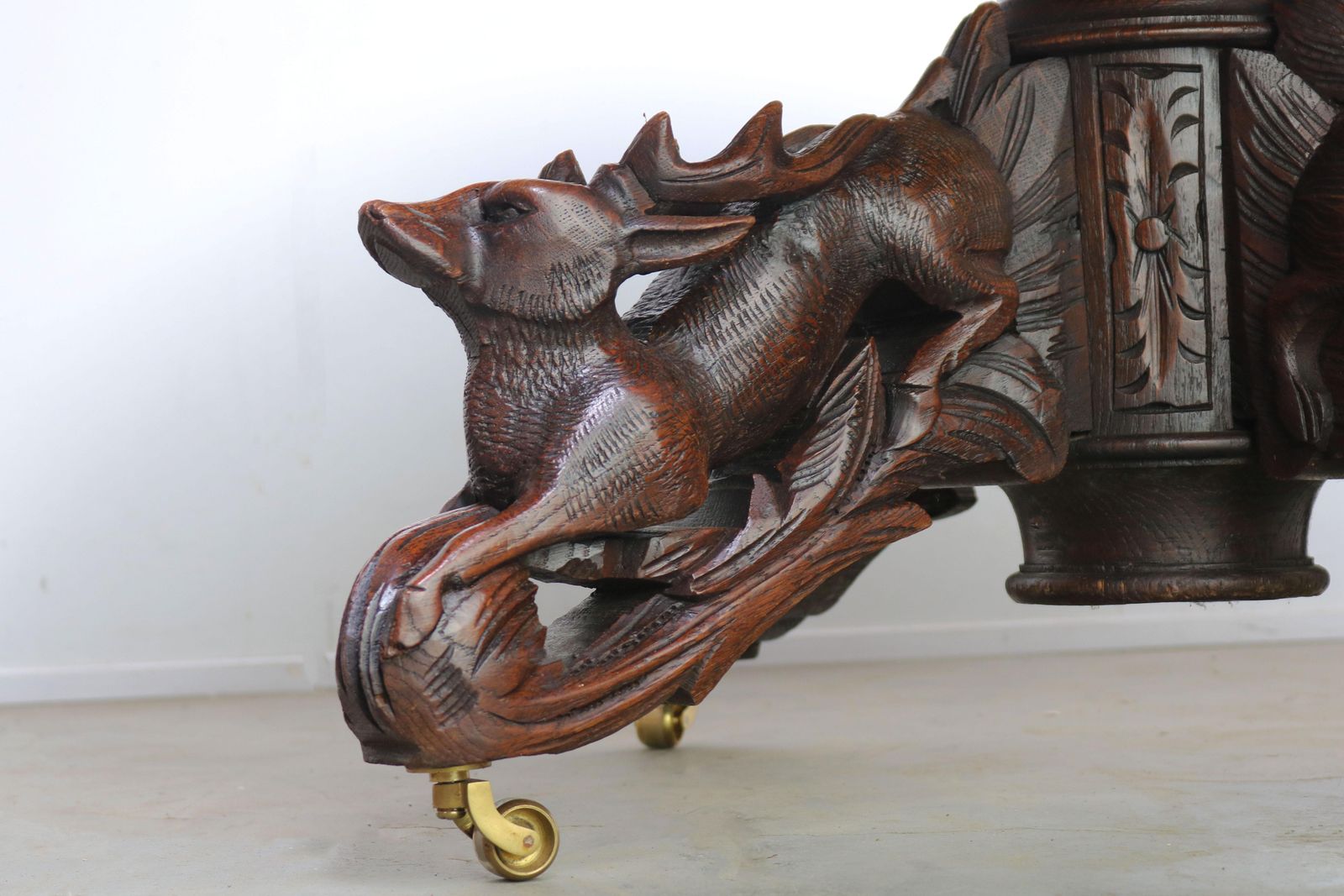 Table à manger ovale d'époque, chêne français XIXe siècle, style Forêt-Noire, décor de chasse animalier photo for sale
