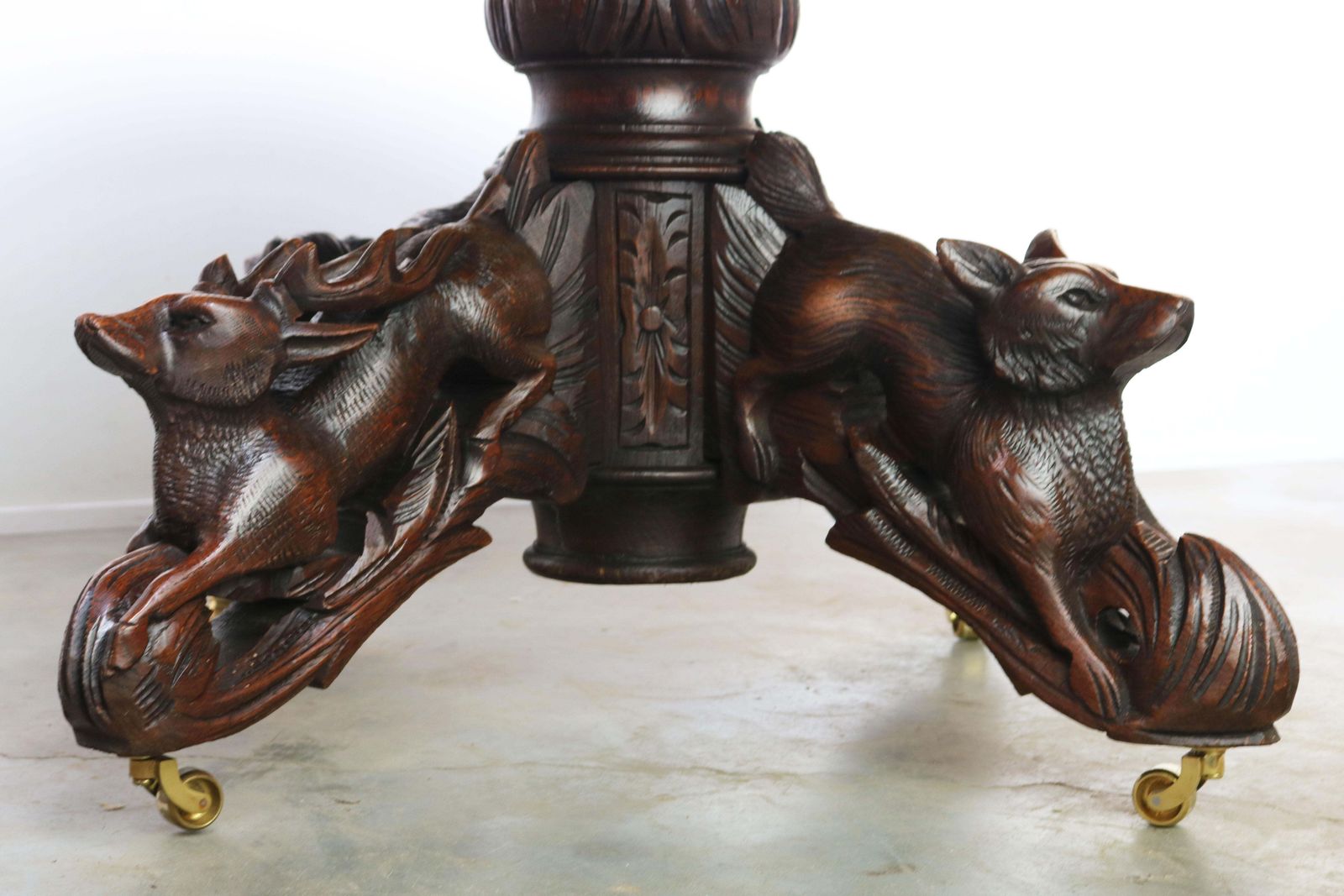 Table à manger ovale d'époque, chêne français XIXe siècle, style Forêt-Noire, décor de chasse animalier photo 5137.0