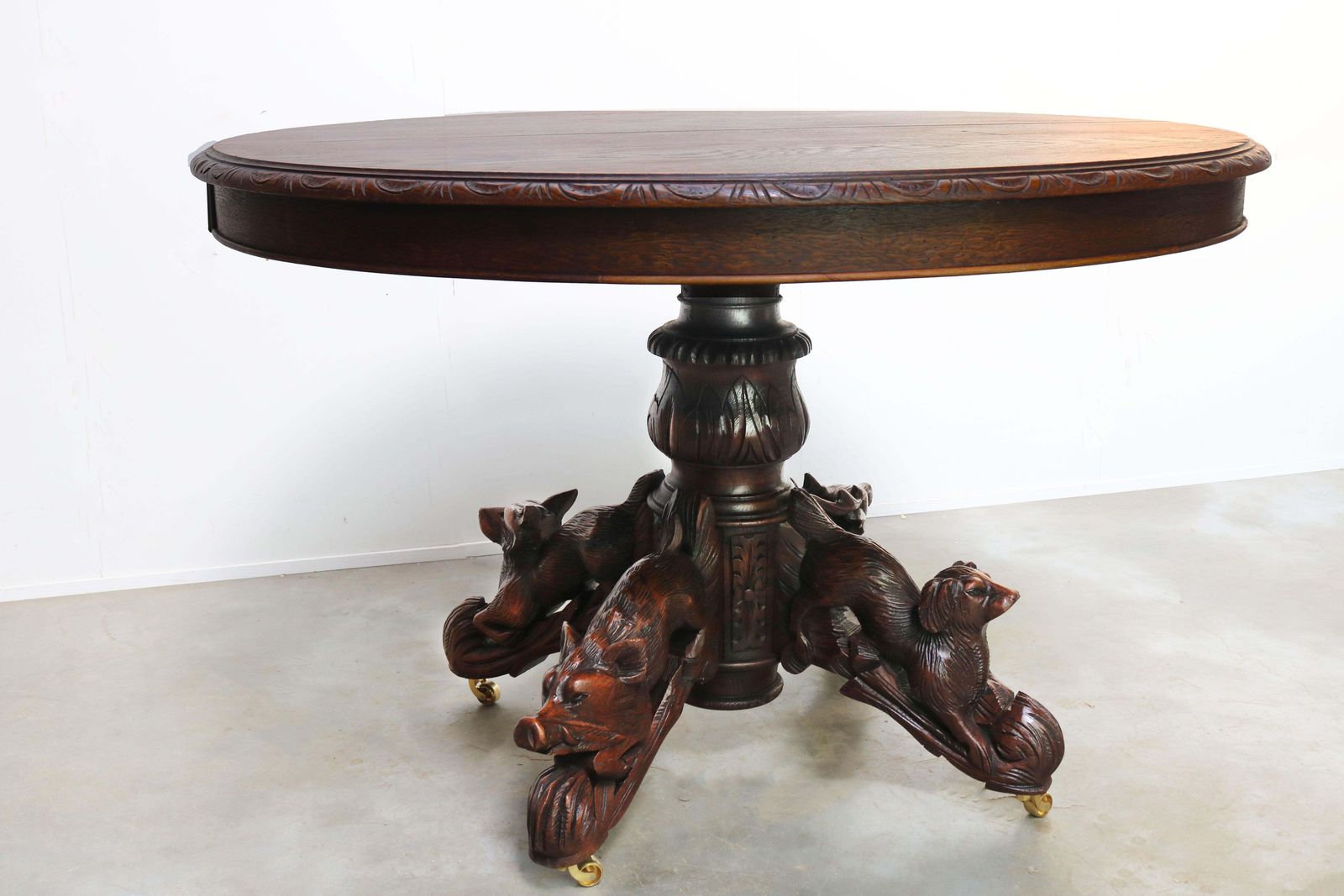 photo furniture 19e-eeuwse Franse antieke eiken ovale eettafel – Black Forest-stijl met dierenmotieven