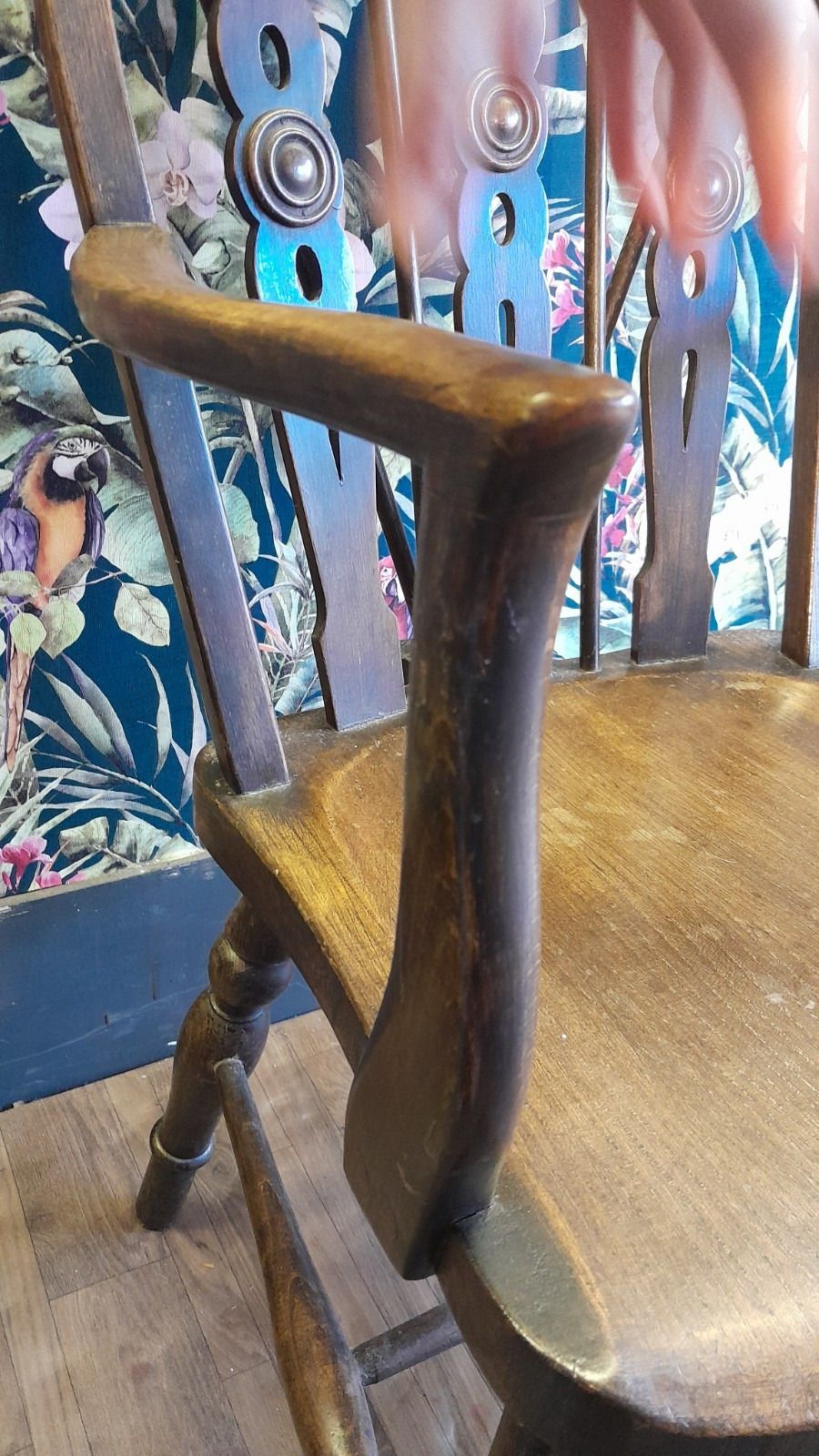 photo furniture Antique Windsor Wheelback Spindle Carver Chair, Great Condition