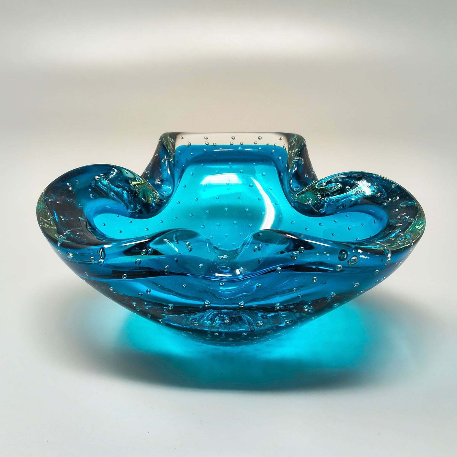 Cendrier ou vide-poche mid-century années 1960 en verre de Murano Bullicante bleu, par Flavio Poli. photo furniture