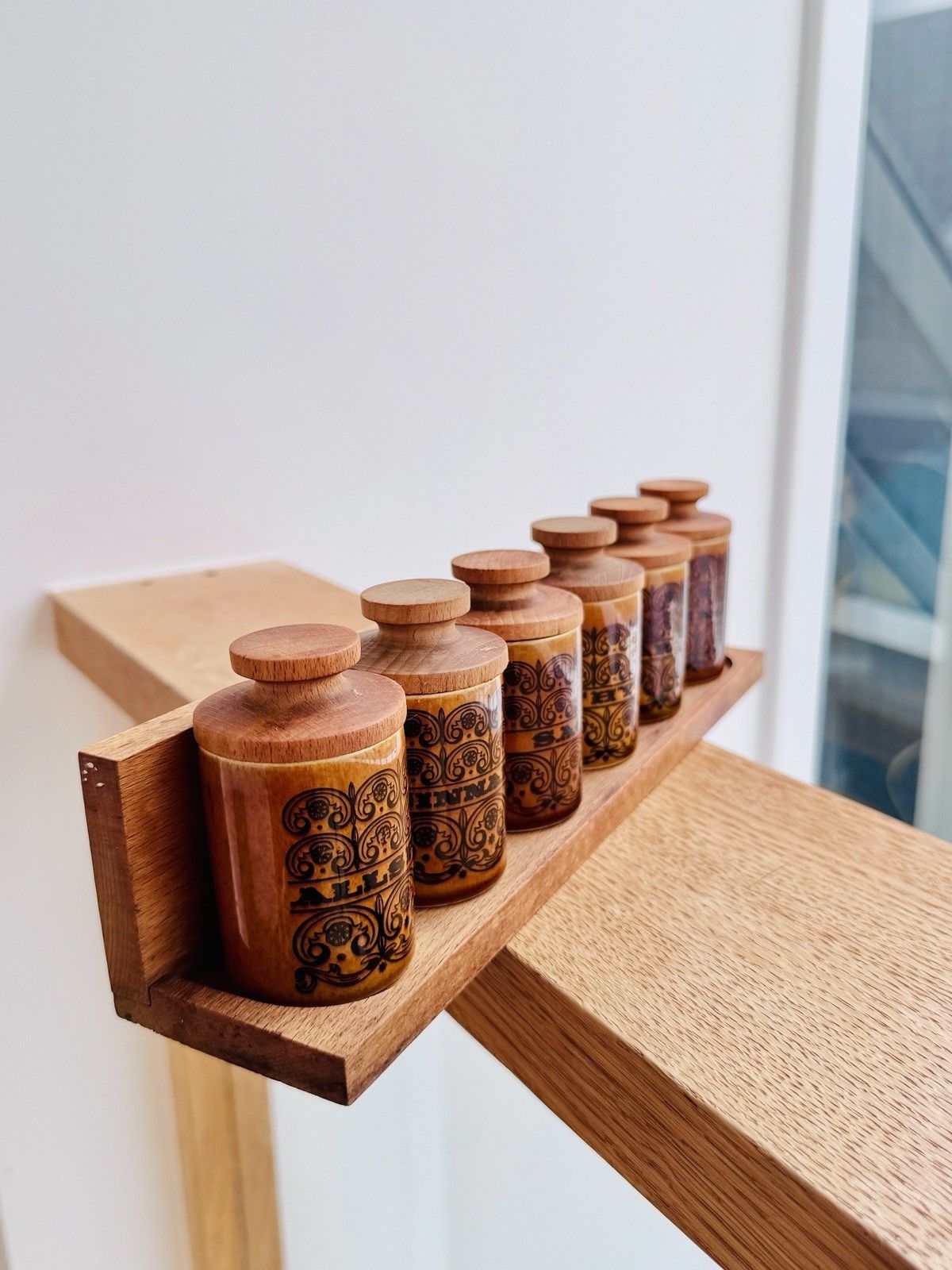 1960s Hornsea Pottery Scroll 6 Spice Jars With Turned Stoppers & Wooden Rack photo Home Decor